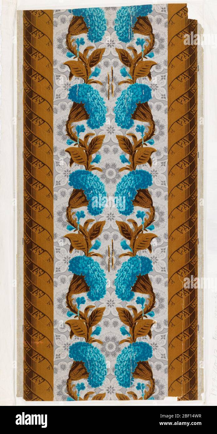 Bordo. Doppio fregio parallelo, che scorre la lunghezza della carta. Sopra una fila di gockscombs blu con foglie di fiocco di cachi su un terreno modellato di lacy nelle tonalità del grigio, è un bordo torus-come con decorazione del nastro di fiocco di cachi. Foto Stock