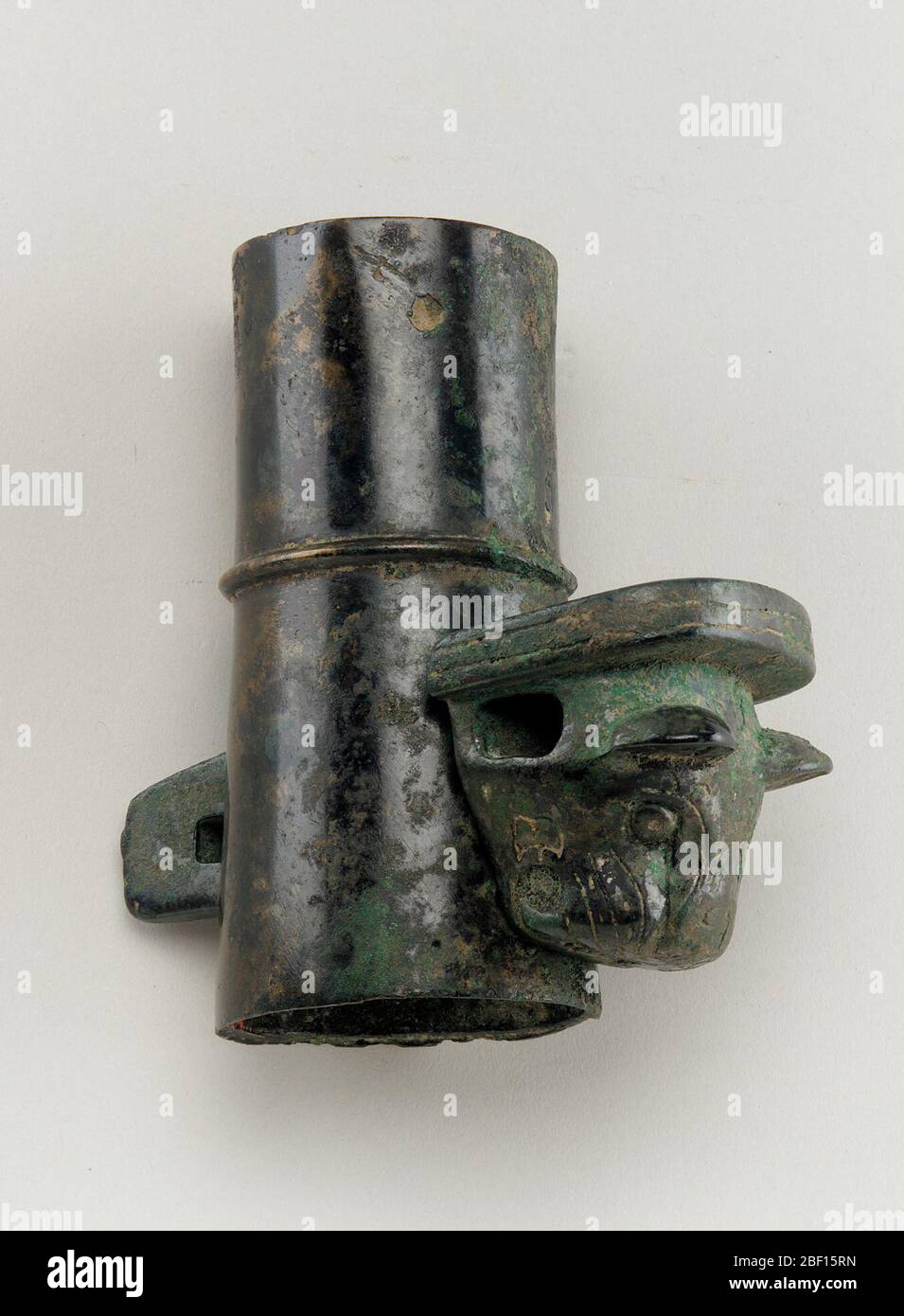 ; Cina; 1050-221 a.C.; bronzo; a x L x P: 12.6 x 6.4 x 6.2 cm (4 15/16 x 2 1/2 x 2 7/16 in); regalo di Charles Lang Freer Foto Stock