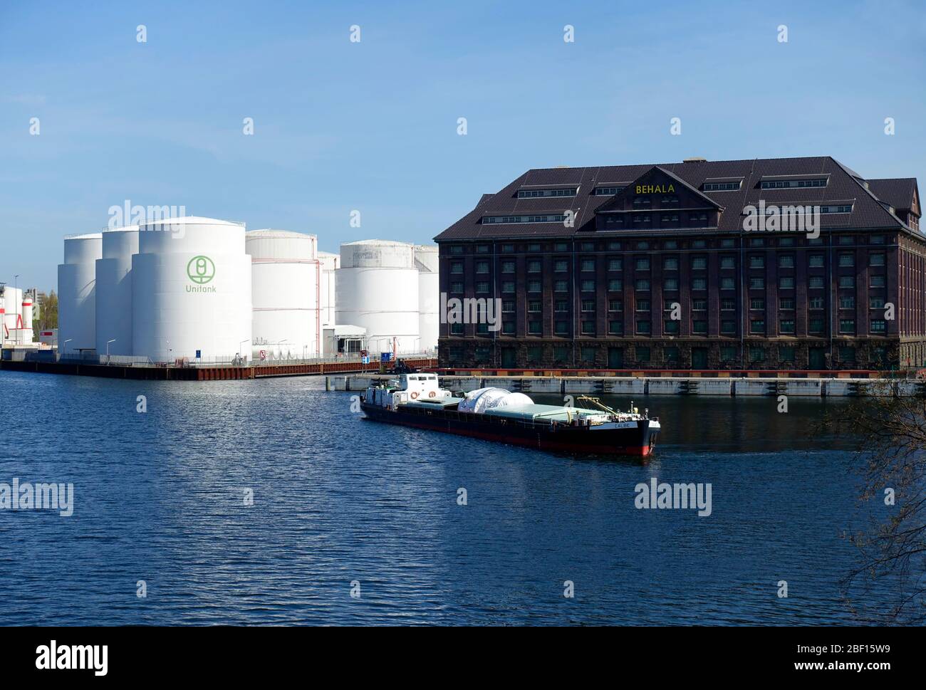 Serbatoio UNITANK farm business per lo stoccaggio e la manipolazione del prodotto dei prodotti di olio minerale, Westhafen, Berlino, Germania Foto Stock