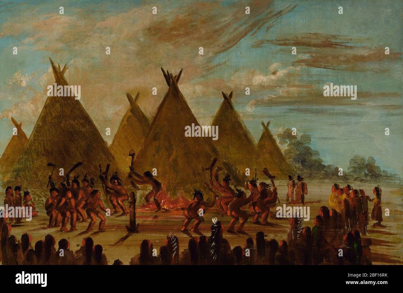 Danza di guerra Sioux. "Ogni guerriero, a sua volta, salta attraverso il fuoco, e poi avanza gridando, vantandosi, e prendendo giuramento, mentre ‘strita il posto oppresso’." George Catlin probabilmente abbozzò la scena vicino a Fort Pierre nel 1832, poi creò questo dipinto nel suo studio diversi anni dopo. Foto Stock