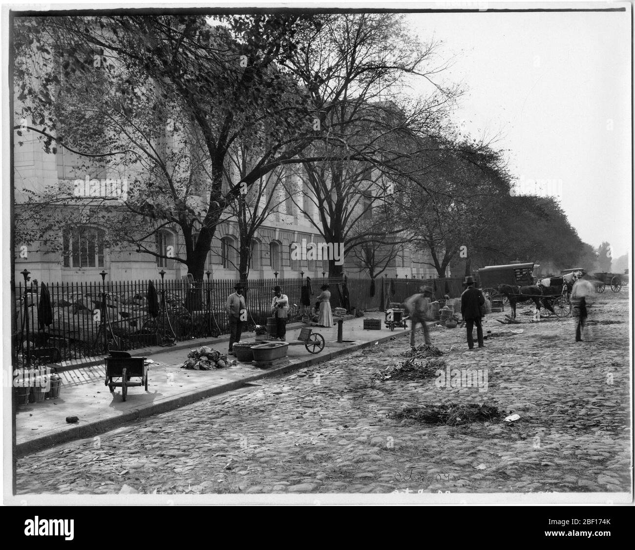 I venditori del Museo Nazionale degli Stati Uniti al mercato Centrale fuori del Museo. Conosciuto anche come 21937Also conosciuto come 2004-20734Archivi di Istituto Smithsonian, unità di registrazione 79, National Museum Building Construction Records, immagine n. Foto Stock