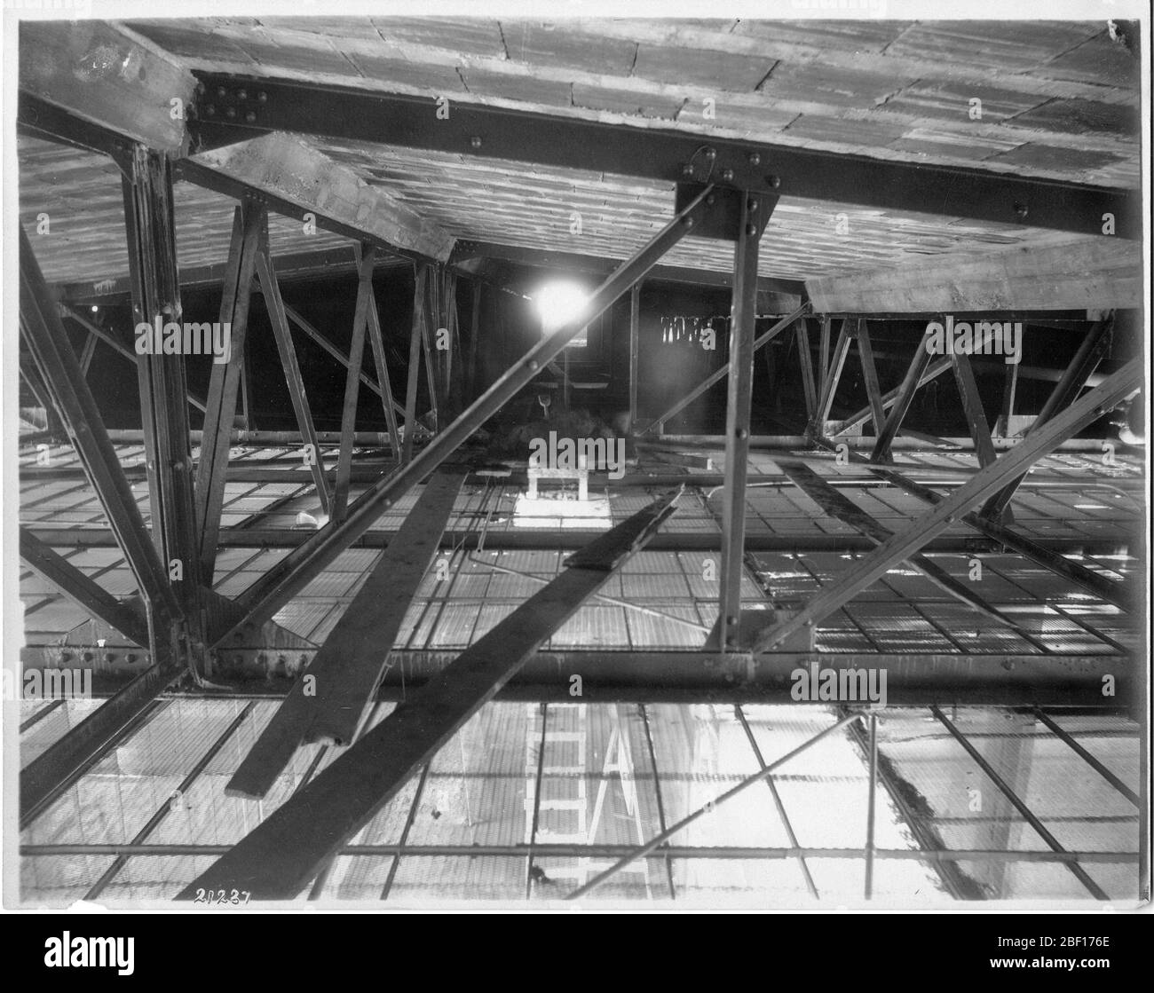 United States National Museum Attic of Ranges Construction. Nota anche come 21237Smithsonian Institution Archives, Record Unit 79, National Museum Building Construction Records, Image No. SIA2009-1886Smithsonian Institution Archives Capital Gallery, Suite 3000, MRC 507; 600 Maryland Avenue, SW; Washington, DC 20024-2520 Foto Stock