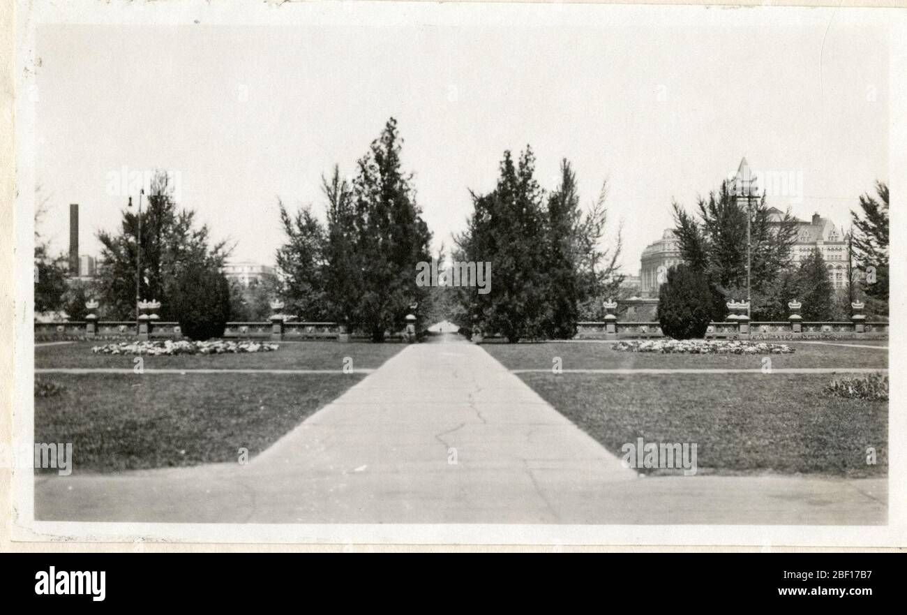 Alberi e fiori a Washington DC con l'Old Post Office e la Torre dell'Orologio sullo sfondo. Archivi di istituzione di Smithsonian, unità di annotazione 7355, raccolta di fotografia di Martin A. Gruber, immagine n. SIA2010-2086Archivi di istituzione di Smithsonian, galleria di capitale, suite 3000, MRC 507; 600 Maryland Avenue, SW; Washington, DC 20024-2520 Foto Stock