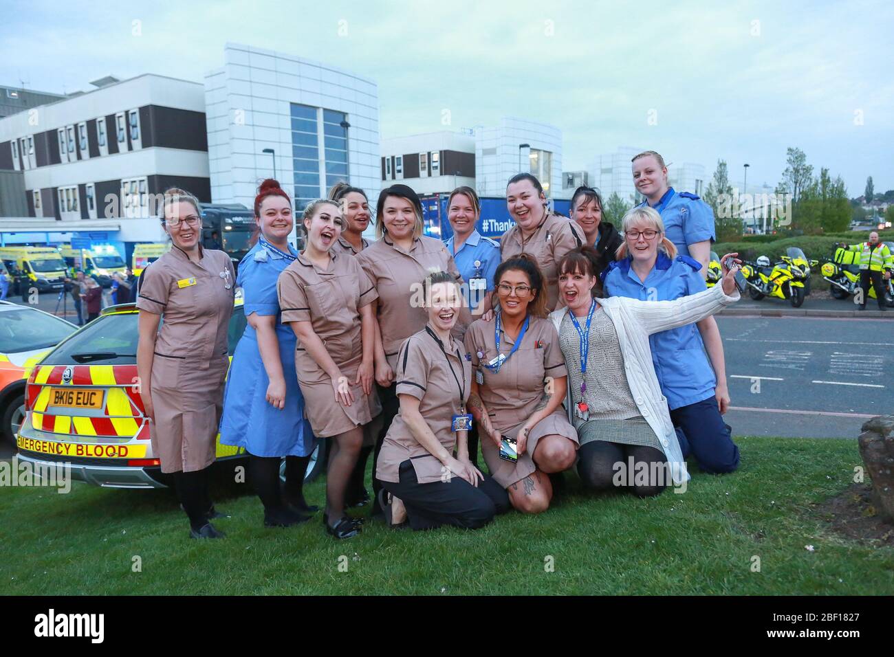 Dudley, West Midlands, Regno Unito. 16 Apr 2020. Al personale infermieristico e del NHS si sono aggiunti servizi pubblici e di emergenza presso l'ospedale Russells Hall di Dudley, West Midlands, per il clap per gli operatori sanitari e i lavoratori di prima linea del NHS. Credit: Peter Lopeman/Alamy Live News Foto Stock