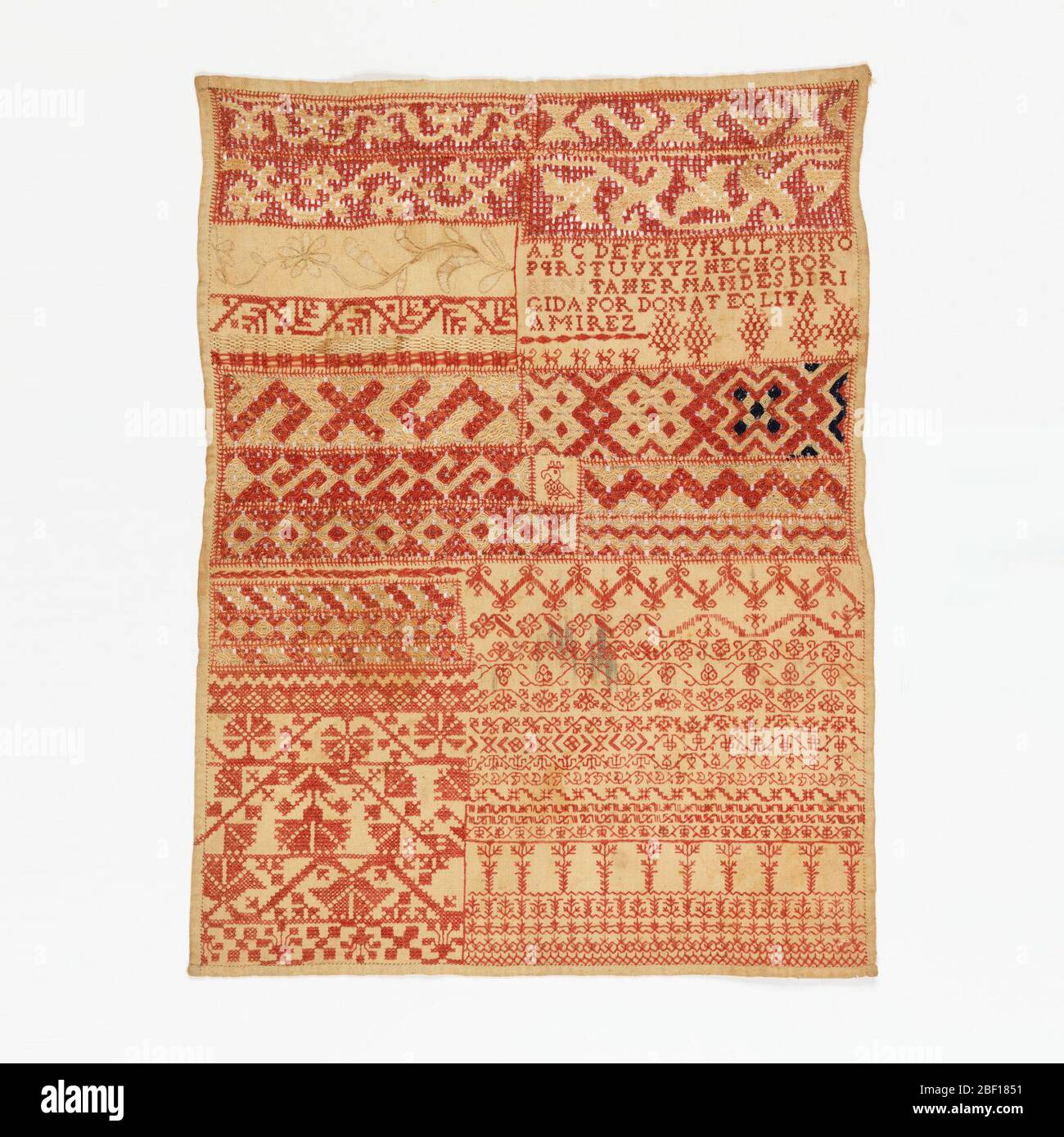 Campionatore. Motivi geometrici e floreali in croce confini; anche uccelli, animali, alfabeto e iscrizione: Realizzati da Benita Hernandes sotto la direzione di Dona Eclita Ramirez. Cucito su quattro lati. Foto Stock