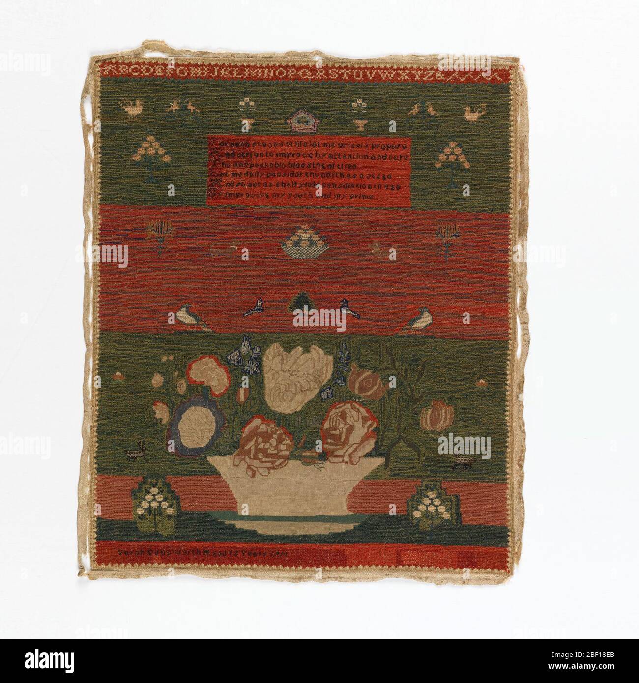 Campionatore. Campionatore è diviso in tre fasce orizzontali; superiore con alfabeto, alberi, piante da fiore, uccelli e versetto; secondo con animali, uccelli e cesti di frutta; terzo, grande cesto di fiori e firma. Ricamo solido, sia con motivo che con terreno. Foto Stock