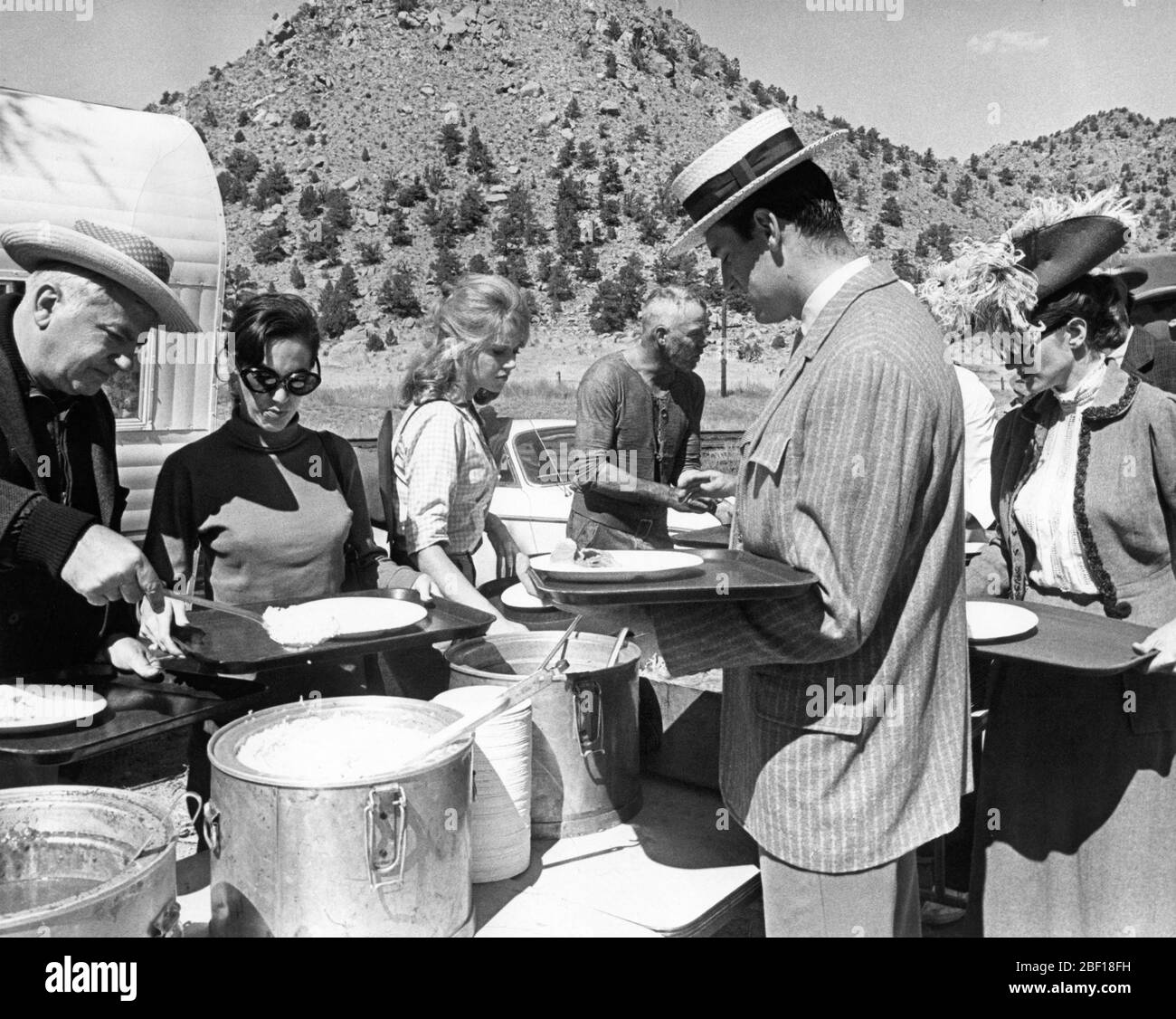 JANE FONDA e LEE MARVIN in fila per pranzo con Movie Extras in ambientazione candid in Colorado durante le riprese del direttore di CAT BALLOU 1965 ELLIOT SILVERSTEIN Harold Hecht Productions / Columbia Pictures Foto Stock