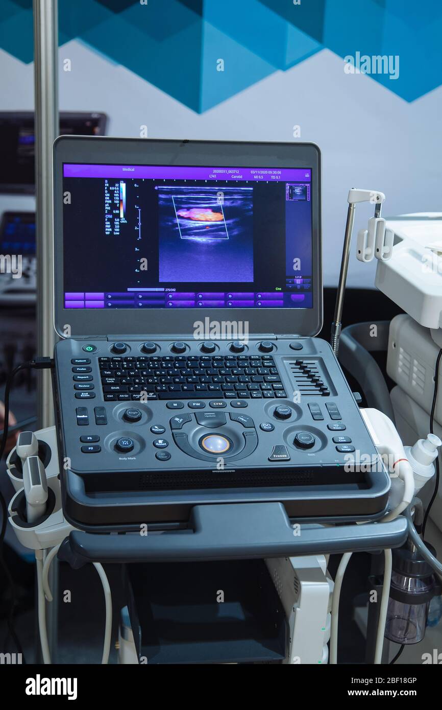 Moderne macchine ecografiche in laboratorio clinico di diagnostica sonografica Foto Stock