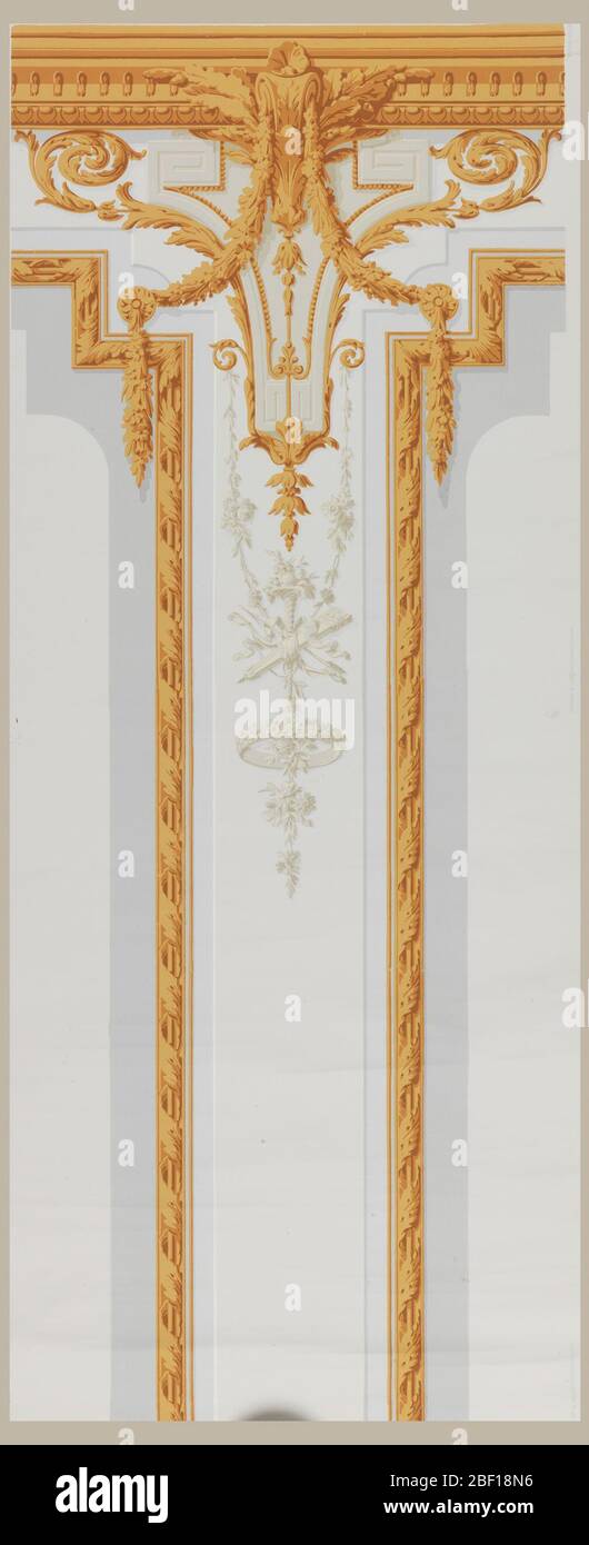 Luigi XVI o Trianon. Alta pilaster in grigio e biancastro con trofei e decorazioni in grisaille bordate da strisce di stampaggio di giallo-bruno e ornate ulteriormente con arabesques e festoni frondosi nello stesso colore, su terreno biancastro. Foto Stock