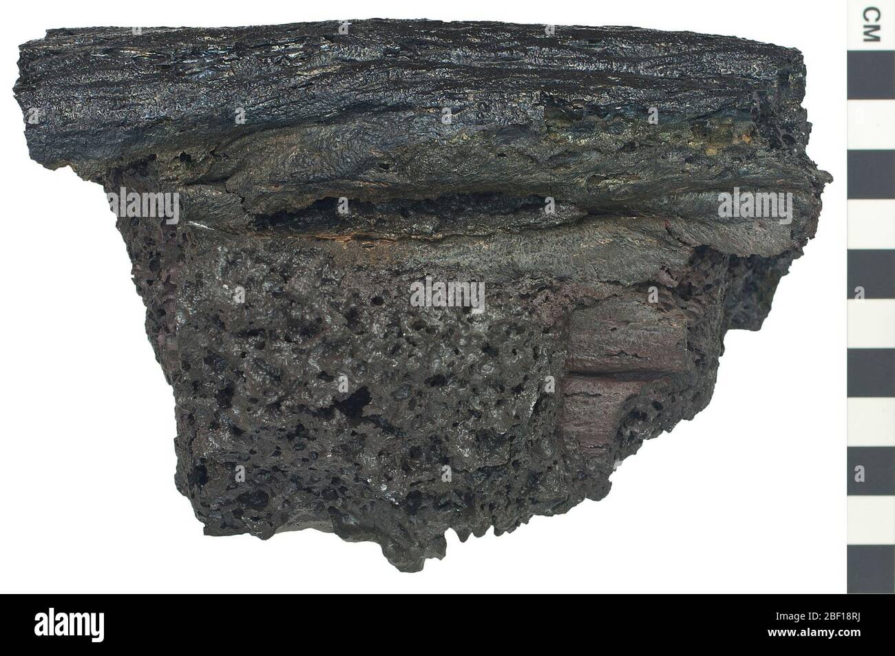 Igneous Rock basalto. Questo oggetto fa parte della collezione Education and Outreach, alcuni dei quali sono nel centro di formazione scientifica Q?rius e disponibili per vedere.114 gennaio 2020 Foto Stock