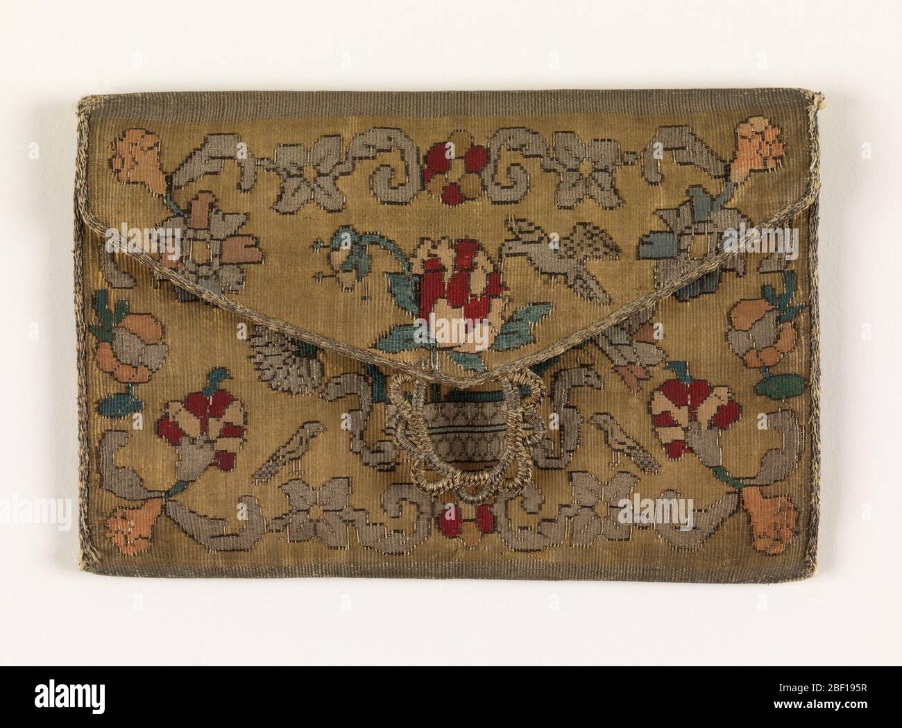 Borsa. Libro a portafoglio piatto pieghevole a forma di busta con motivo floreale in vaso. Grande anello di cavo dorato per fissare la patta. Bordi rilegati con treccia metallica e rivestiti in seta rosa. Foto Stock