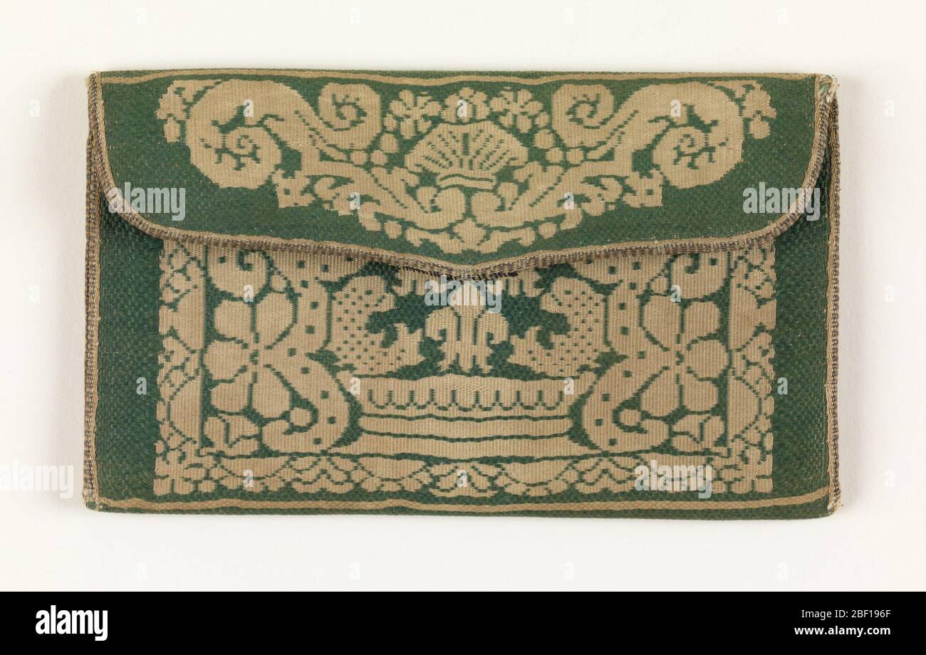 Borsa. Portamonete a busta in seta verde e bianca. Il motivo in seta bianca è una disposizione simmetrica di una corona con delfini a confronto e tre fleurs-de-lis sopra con bordi stilizzati fogliame. Foderato con taffeta rosa. Foto Stock