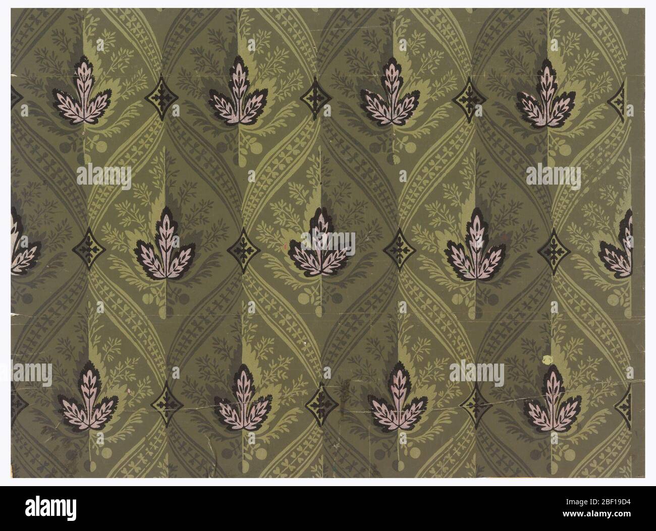 Parete laterale. Motivo a pannolino composto da nastro e borchie con interno, balestra rosa stilizzata e ombra. Effetto ottico creato alternando bande chiare e scure di ornamento stampato. Stampato in nero, verde oliva e scuro, su un terreno verde scuro. Foto Stock