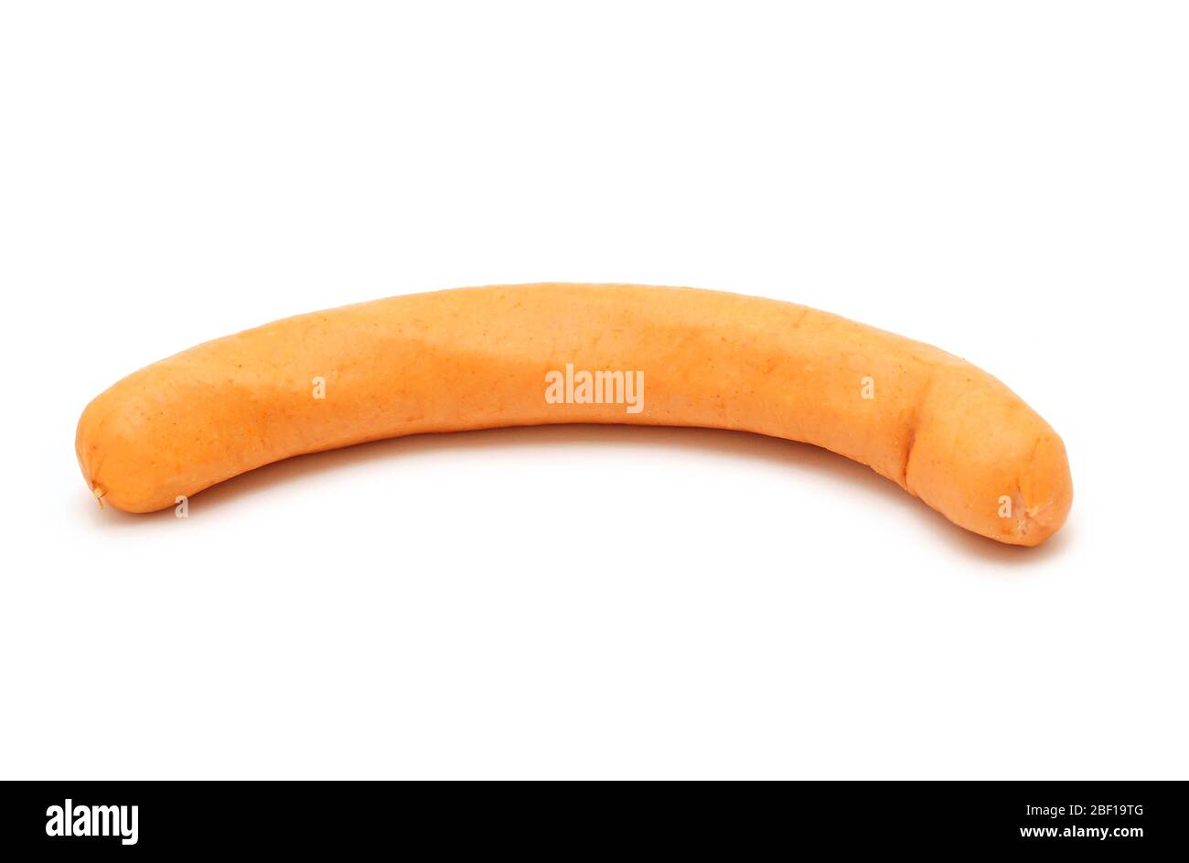 Una salsiccia fresca frankfurter su sfondo bianco. Foto Stock