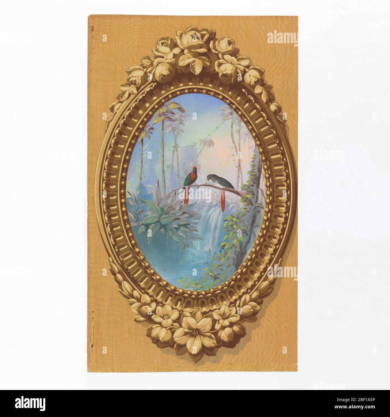 Pannello decorativo. Rettangolo verticale. Simulazione di telaio in legno lavorato, ovale, portato al rettangolo da simulato superficie di graining. Racchiusa nella cornice è una rappresentazione dipinta di macaws in un ambiente di fogliame tropicale con una cascata sullo sfondo. Foto Stock