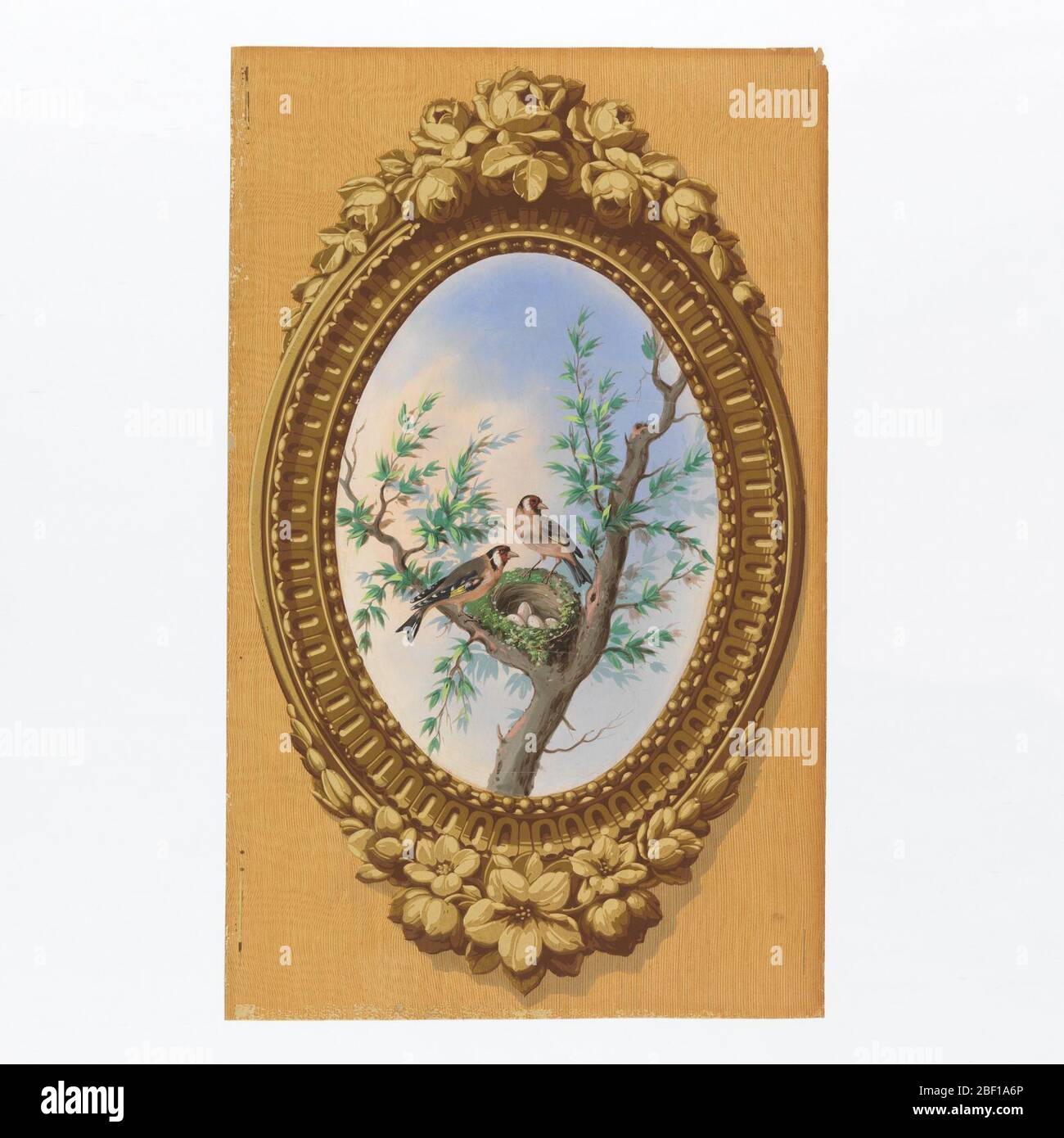 Pannello decorativo. Rettangolo verticale. Simulazione di telaio in legno lavorato, ovale, portato al rettangolo da simulato superficie di graining. All'interno della cornice è racchiusa una rappresentazione dipinta di fogliame con due piccoli goldfinches e un nido contenente uova. Foto Stock