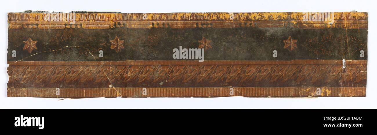 Bordo. Banda di dentilizzazione sul bordo superiore, adiacente ad una banda di fogliame su una banda stretta di dentilizzazione. La fascia centrale del bordo è floccata e contiene sei stelle a punta distanziate di 5 1/4 pollici. Foto Stock