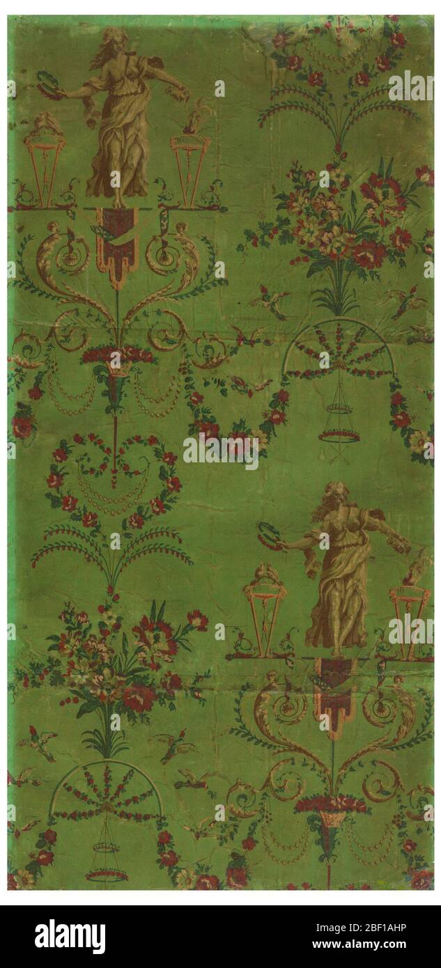 Parete laterale. Carta Arabesque con la Priestessa di Venere che versa libazioni, sotto il tosaerba sostenuto da colombe e sospese frecce incrociate. La figura si erge su un lambrequin, con rotoli floreali, balze floreali e bouquet floreali. Stampato in dodici colori su terreno verde. Foto Stock