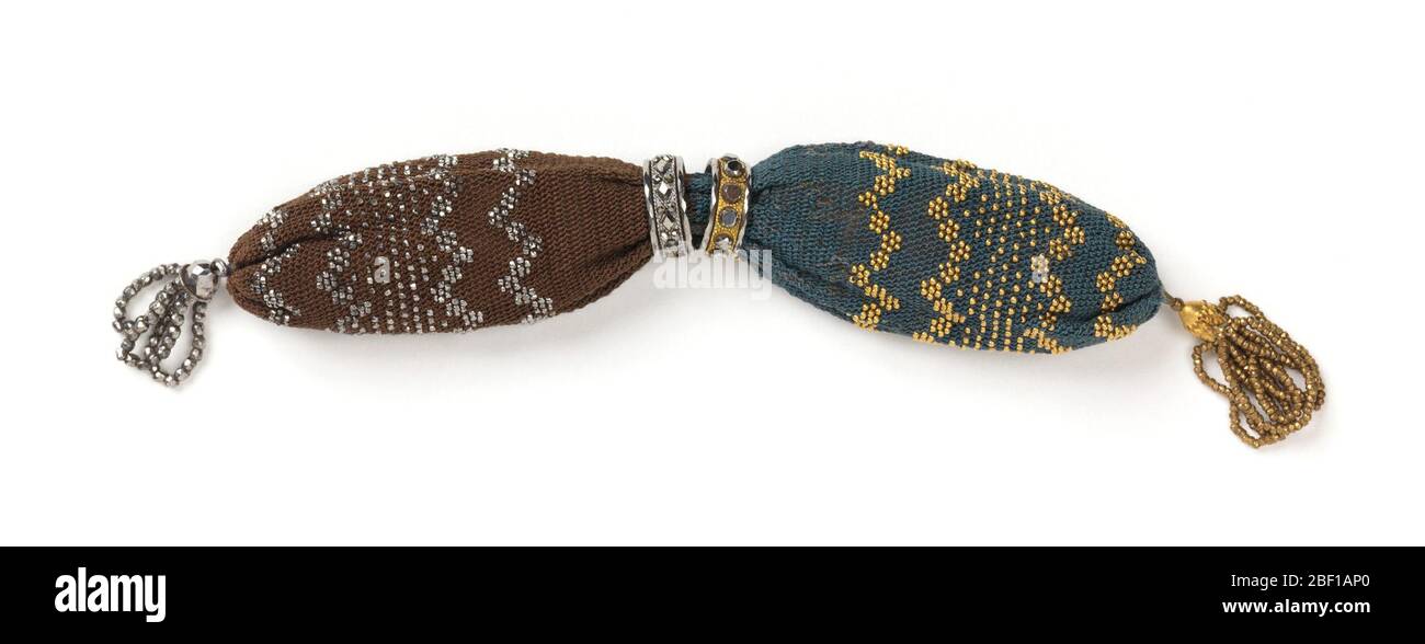 Borsa di Miss. Rete in seta blu su un lato, ornata e asselata all'estremità con perle d'oro; seta marrone ornata con perle d'acciaio tagliate e asselata con perle d'acciaio sull'altro lato. Foto Stock