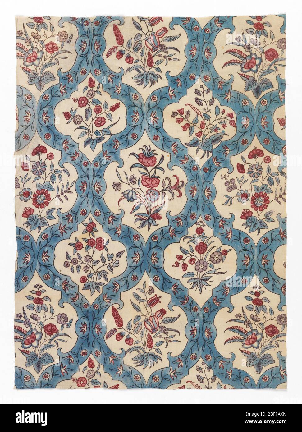 Frammenti. Griglia diagonale ornata in blu contenente motivi floreali. Foto Stock