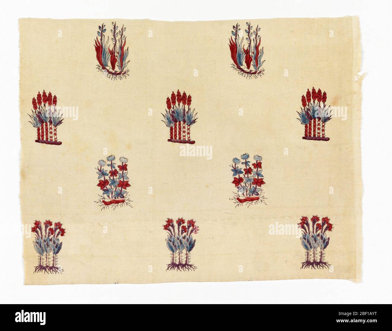 Tessile. Frammento di cotone bianco crema, blocco stampato in disegno distaccato di piccoli grappoli di fiori e grappoli di boccioli, con radici che mostrano; colori ora appaiono, rosso, marrone e blu. Manufacture de Toiles Peintes de Pourtales and C. a Minster en ALSA ---. Foto Stock