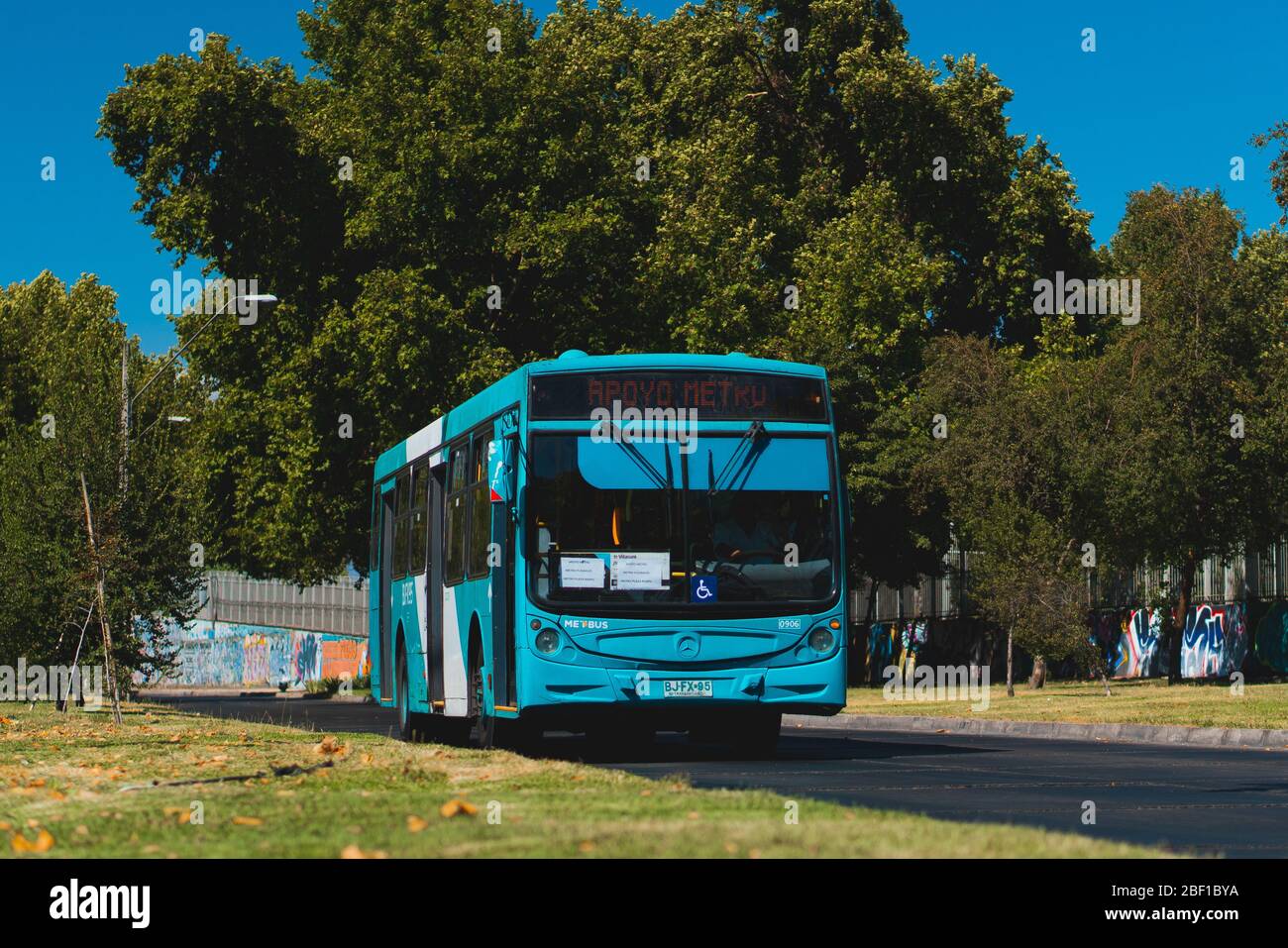 SANTIAGO, CILE - GENNAIO 2020: Un autobus Transantiago / MOVILIDAD ROSSO a Maipú Foto Stock