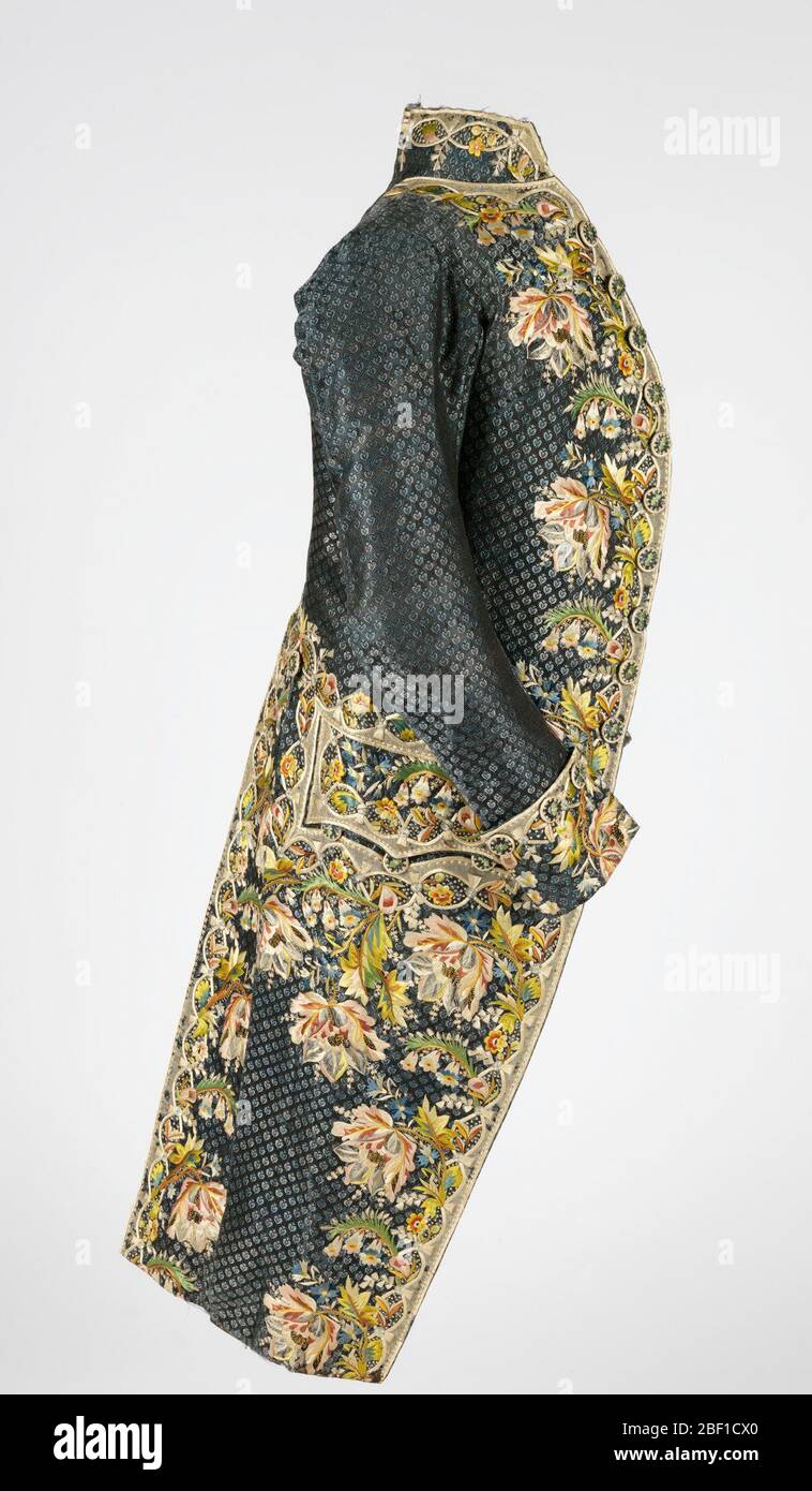 Cappotto. Cappotto uomo in seta blu e nera con ricamo floreale su larga scala in seta policroma con applicazione di seta e rete di seta. Bordi profondi di ricamo ai bordi centrali anteriori, sfogo posteriore, patte da tasca e polsini a manica. Foto Stock