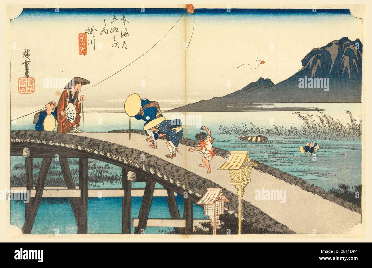 Kakegawa Monte Akiha nelle stazioni FiftyThree della strada Tokaido Tokaido Gojusan Tsugino Uchi. A destra, il Monte Akiha sorge oltre i campi di riso e la nebbia. Metà inferiore, ponte di traliccio sul quale i viaggiatori salgono prete che attraversa da sinistra. Il aquilone è volato da sinistra e un altro si è rotto sciolto. Foto Stock