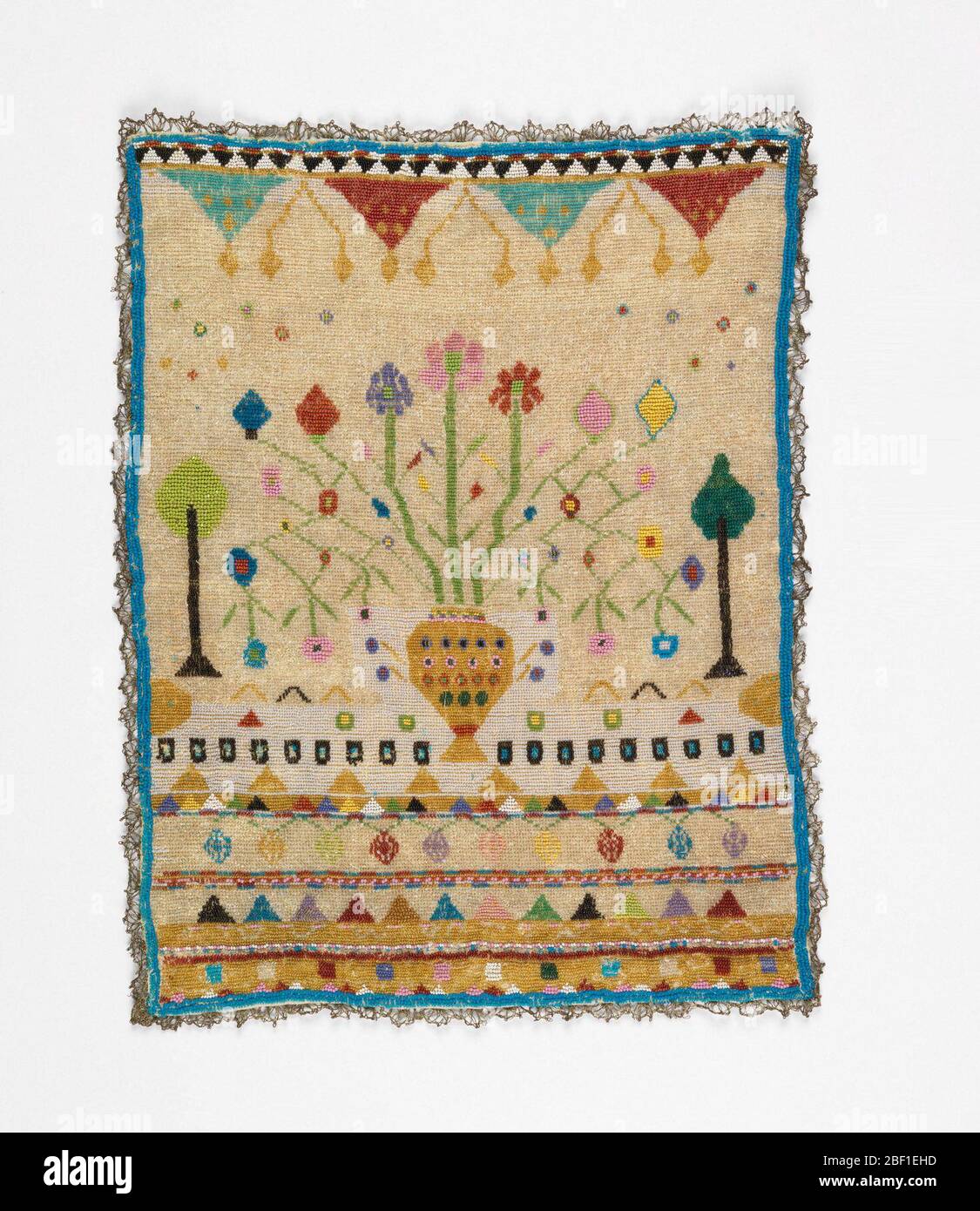 Campionatore. Pannello in lino ricamato con perline di vetro colorate che mostrano vaso con fiori tra due alberi. Bande geometriche sotto il vaso e punti triangolari in blu e rosso sopra. Sottile bordo blu e rifinito in pizzo di bobina d'argento. Foto Stock