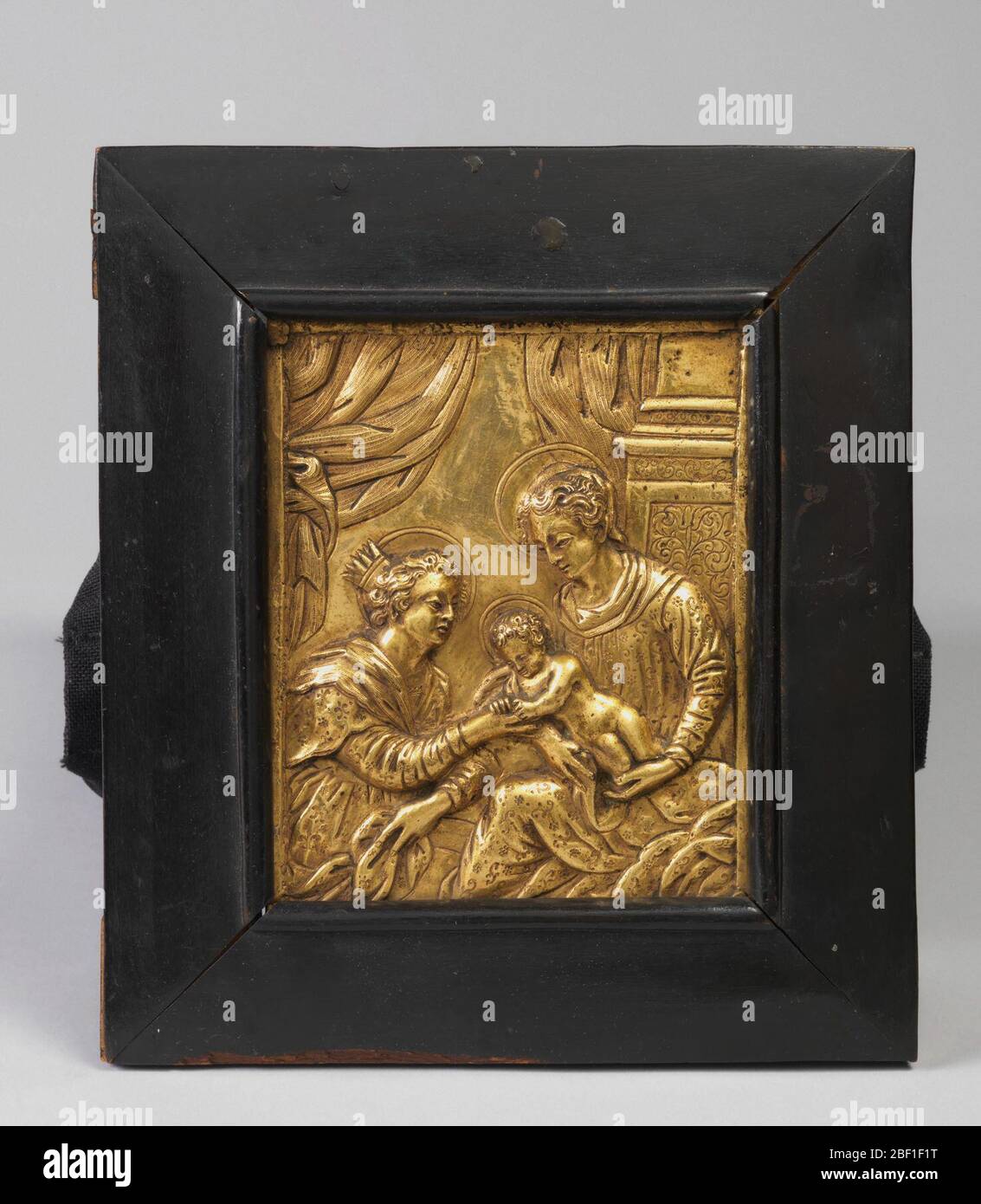 Il matrimonio mistico di Santa Caterina. A) placca di rilievo. La Vergine seduta a destra, davanti ad una base a colonna, tenendo il Bambino Cristo che scivola l'anello sul dito di Santa Caterina, a sinistra; (b) telaio di legno, piatto, tranne per la modanatura sul bordo interno, verniciato nero. Foto Stock