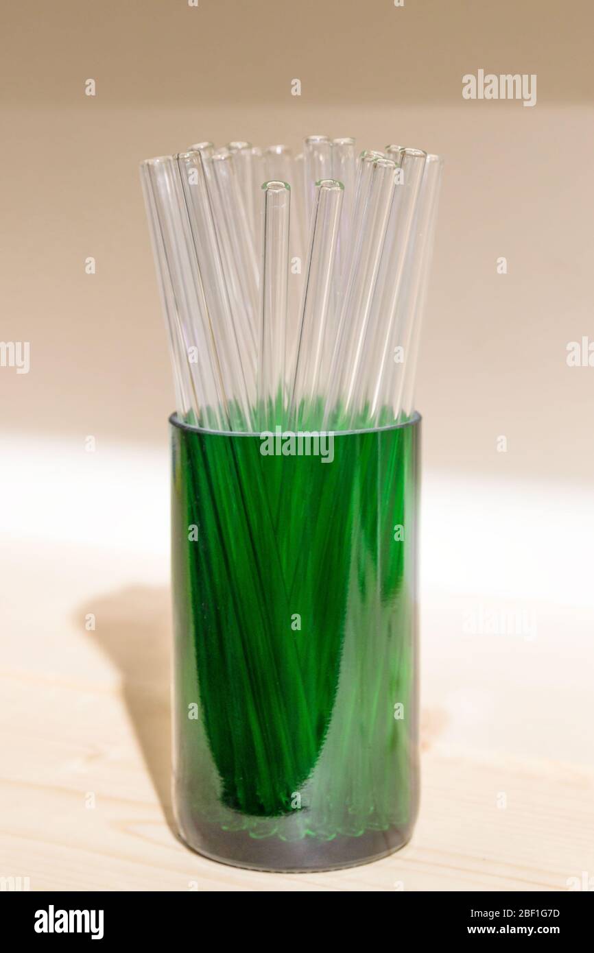 Sostituzione delle cannucce in plastica. Cannucce riutilizzabili in vetro trasparente eco-compatibili, con messa a fuoco selettiva. Zero sprechi, nessun concetto di plastica. Foto Stock