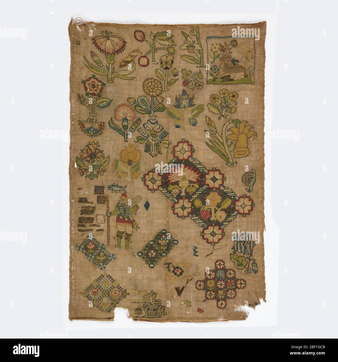 Campionatore. Campionatore 'Stot' con fiori, frammenti di pattern ripetitivo, una lumaca, un cervo, un pesce e un falconiere. Tracce del disegno originale dell'inchiostro possono essere viste sulla base. Molte aree hanno punti di pratica. Selezionare la parte superiore e inferiore. Foto Stock