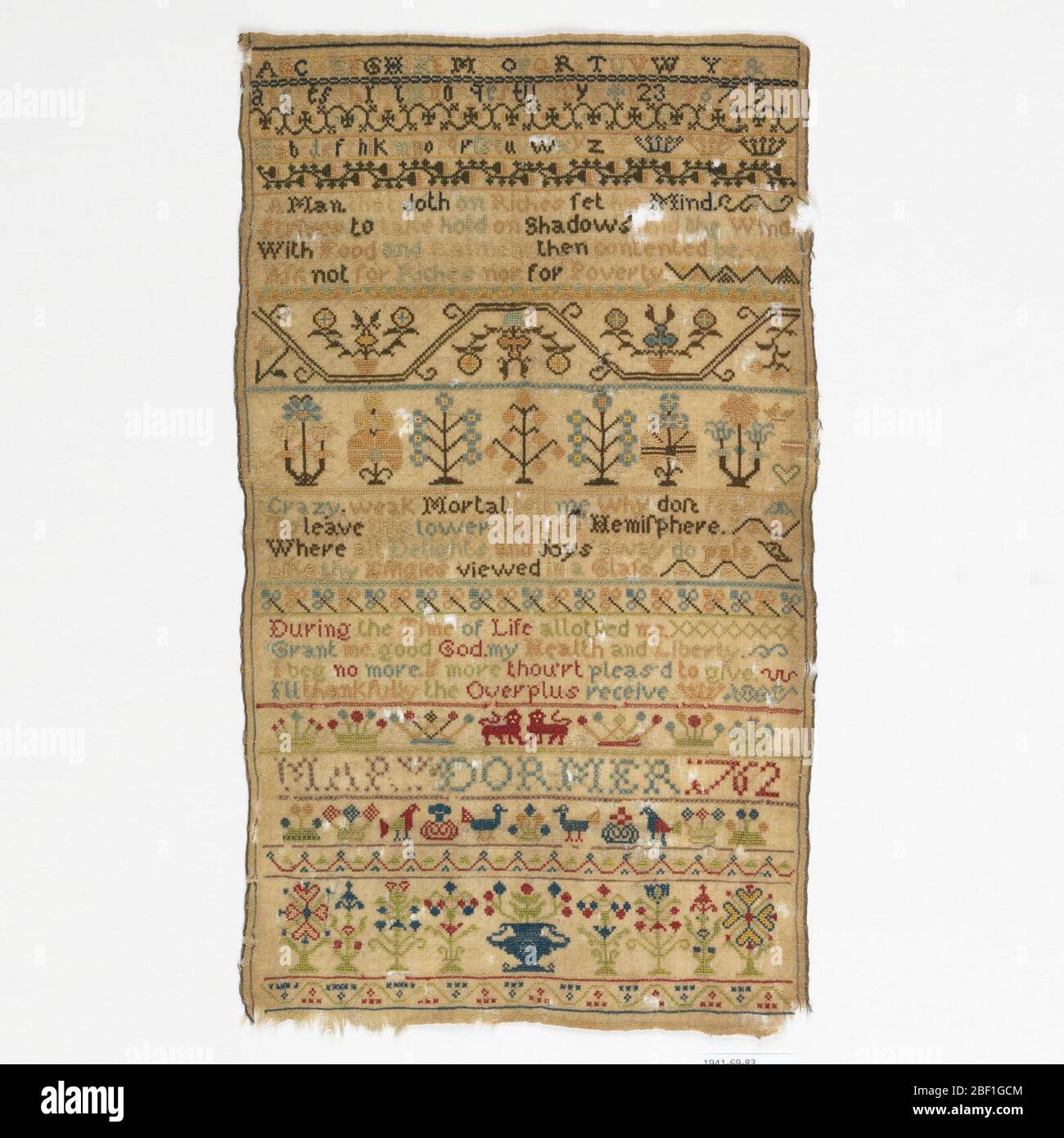 Campionatore. Attraversa i bordi di alfabeti, motivi floreali e geometrici, uccelli e versi. Firma "Mary Dormer 1762." Foto Stock