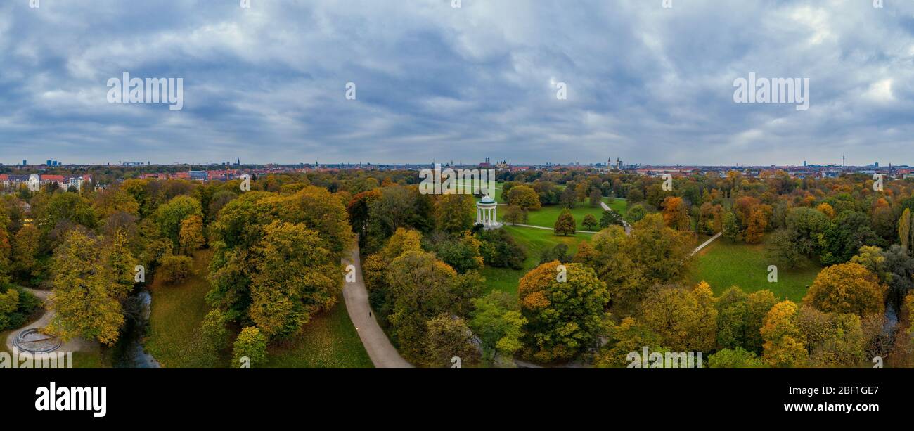 Bella vista sul polmone verde, il Giardino Inglese di Monaco, girato in aereo da un drone in autunno. Foto Stock