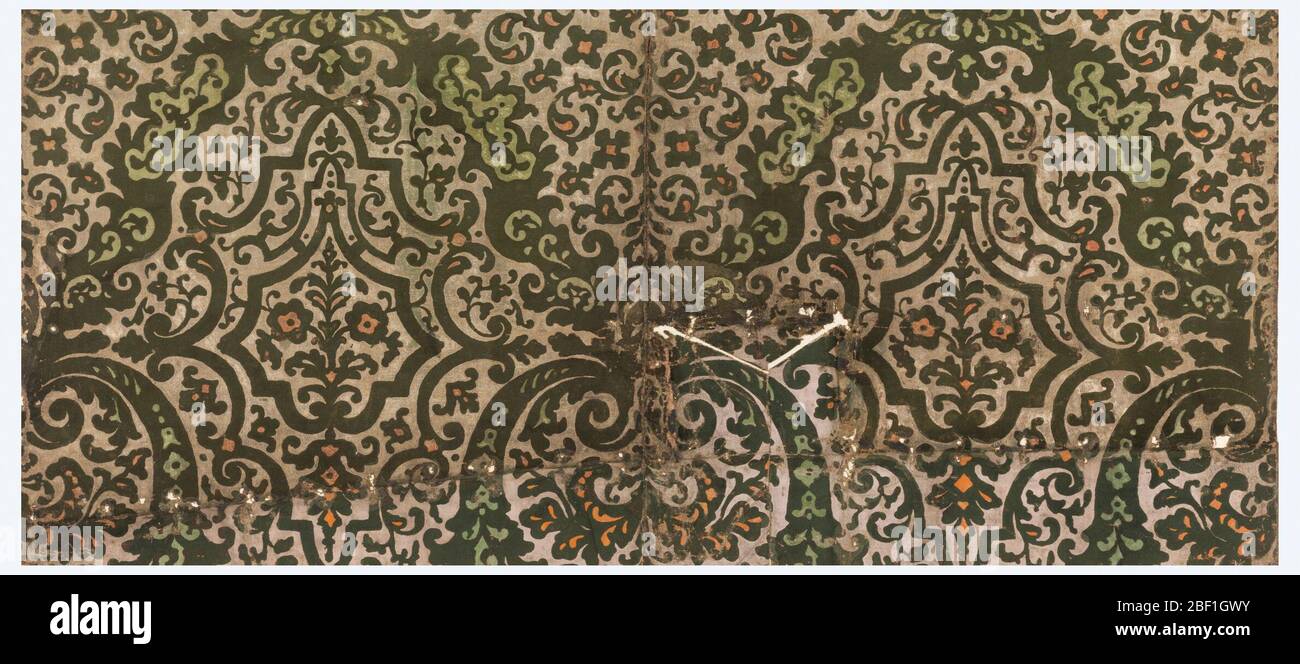 Parete laterale. Parete simile utilizzata in due stanze del Winterthur Museum, Delaware (1955). È stato piegato sotto lungo la parte superiore e tagliato per adattarsi circa una trave del soffitto. È stato mortale-mangiato, e perforato con chiodi buchi. Foto Stock