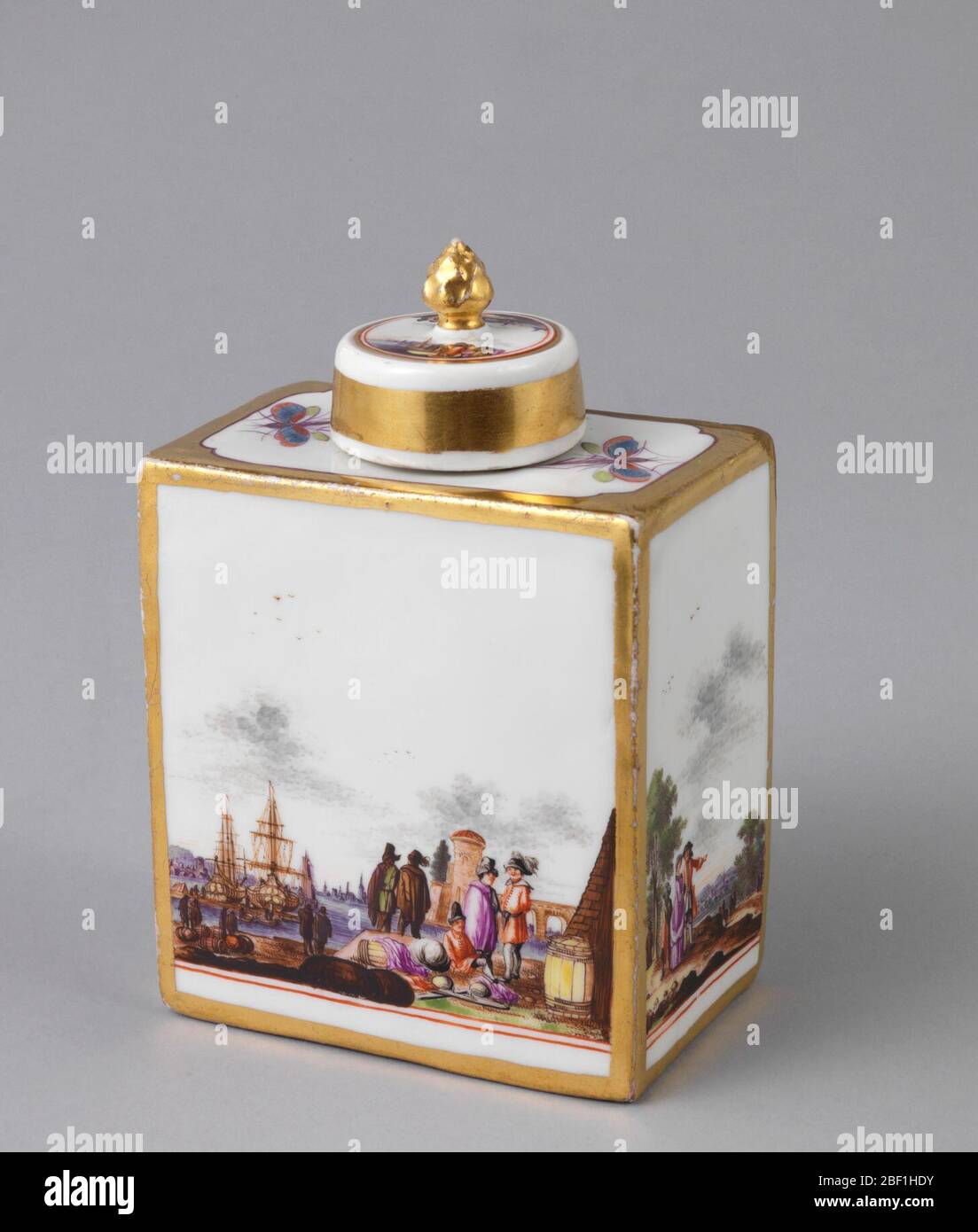 Tea Caddy con scene del Porto. Rettangolare, con collo cilindrico corto. Lati decorati con paesaggi e figure, tra cui porto marittimo e scene di pattinaggio. Stretto bordo d'oro. In cima, due libellule. Copertura, con due viste del porto, manico con manopola dorata e ampia fascia d'oro. Foto Stock