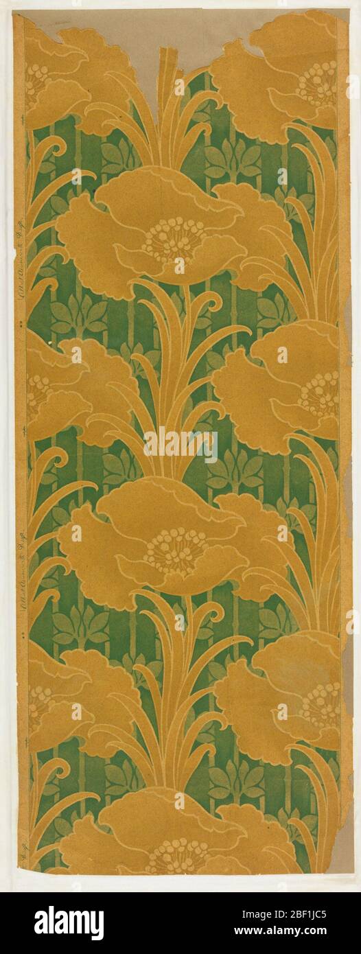 Parete laterale. Su un terreno di steli verticali e fiori in due tonalità verdi grandi papaveri convenzionalizzati in senape, delineati in colore giallastro di brodo. Design art nouveau. Rilascia ripetizione, corrispondenza diritta. Stampato nella cimossa sinistra: 'Albert Ainsworth Desgr.' Foto Stock