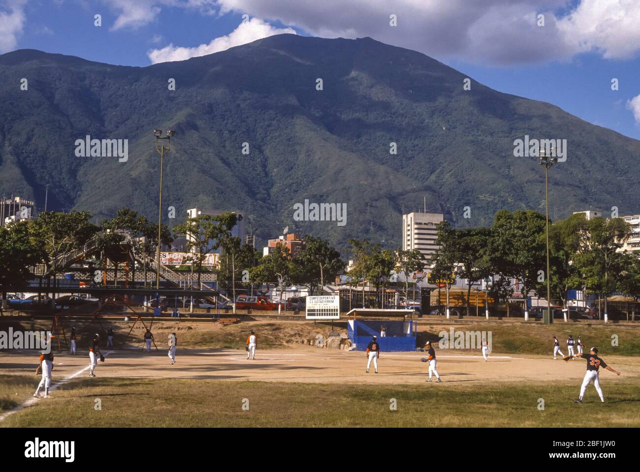 CARACAS, VENEZUELA - pratica di baseball e Avila montagna alle spalle nel 1988. Foto Stock