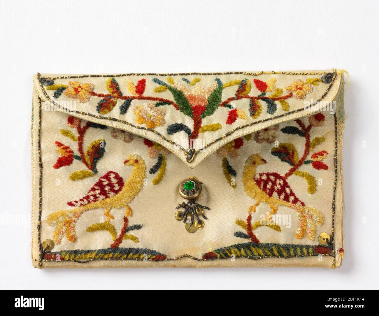 Porta carte di credito. Disegno di uccelli e forme floreali in ciniglia e fili metallici. Iniziali V.A. Foderato in seta blu chiaro. Foto Stock