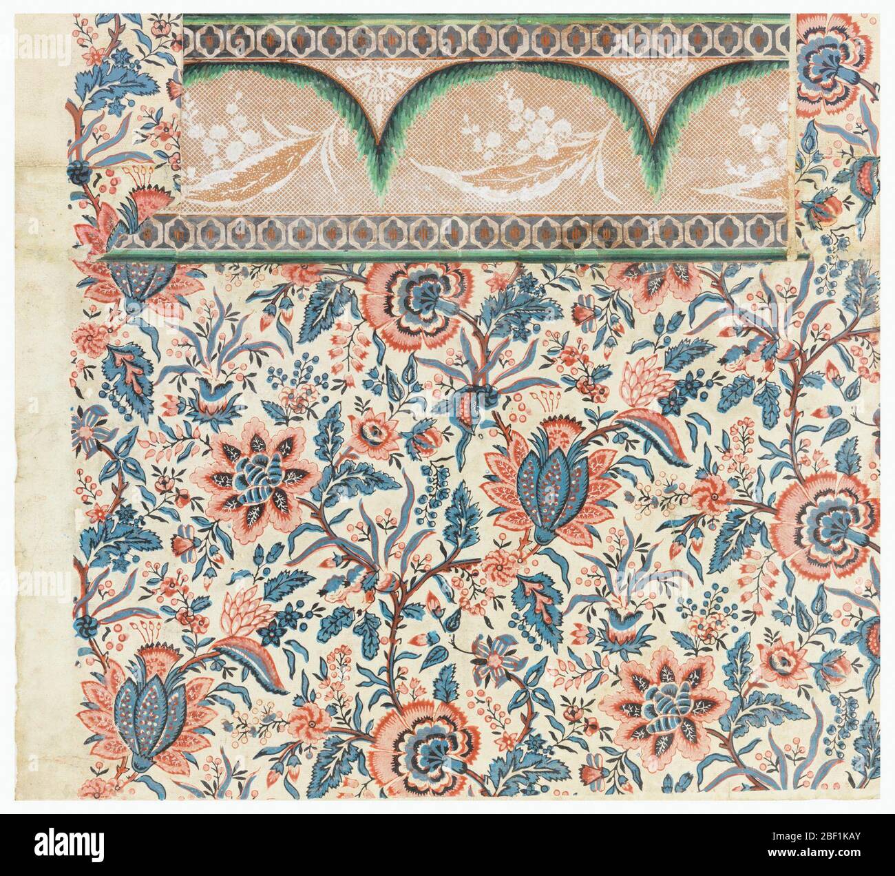 Parete laterale e bordo. Carta floreale rossa e blu su un terreno bianco nello stile di una 'Indian stampato' con un bordo attaccato. Potrebbe essere stato stampato da un blocco di tessuto. Il bordo è simulazione di drappeggi di merletto. Foto Stock