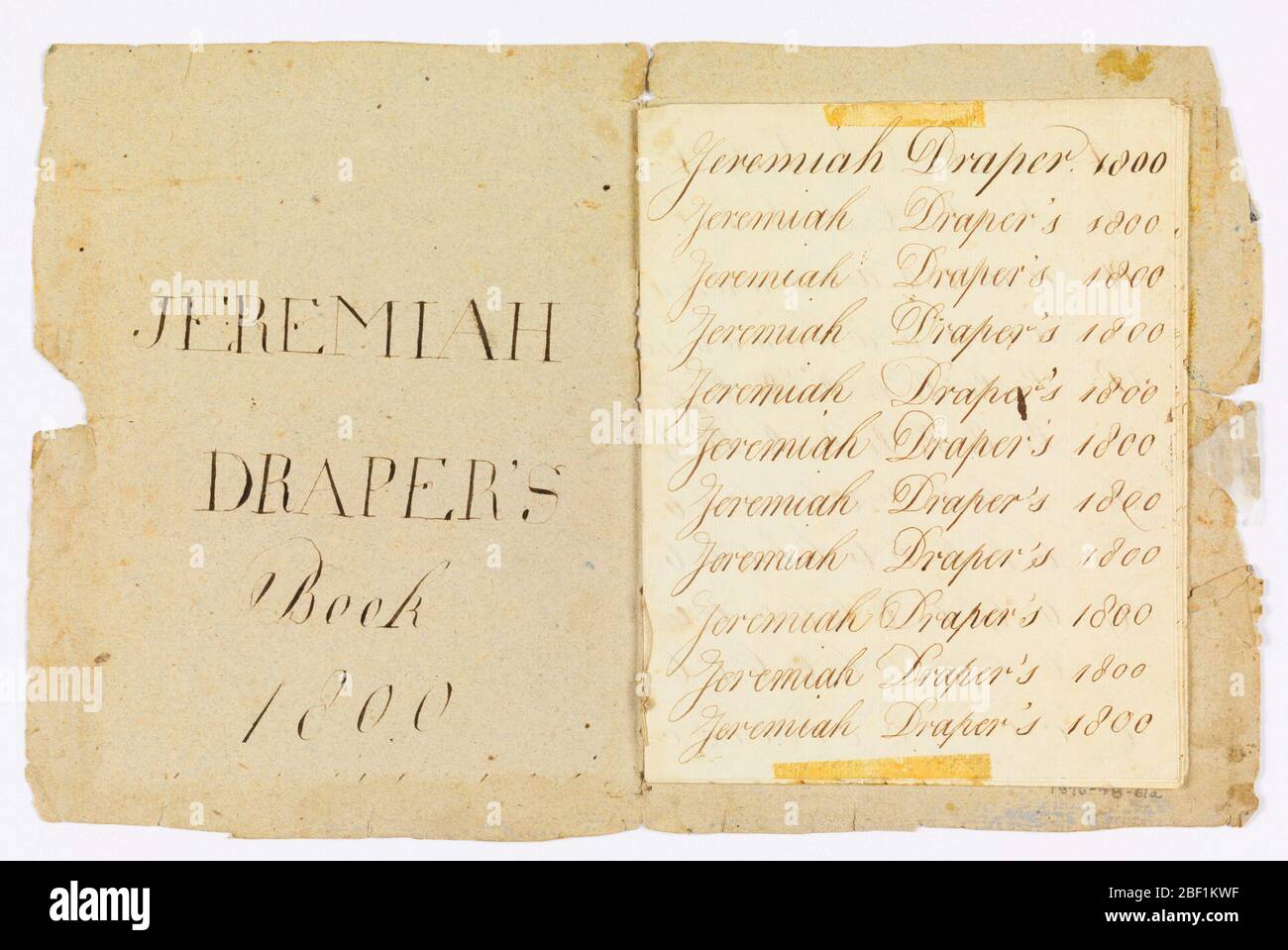 Geremia Drapers Libro. Piccolo libretto fatto a mano utilizzato dall'autore per esercizi di penmaestria. Più fogli sono inscritti con il nome dell'autore in scrittura cursiva seguita dalla data 1800. La copertina del libro è fatta da un frammento di fianco che risale a ca. 1790 s. Foto Stock