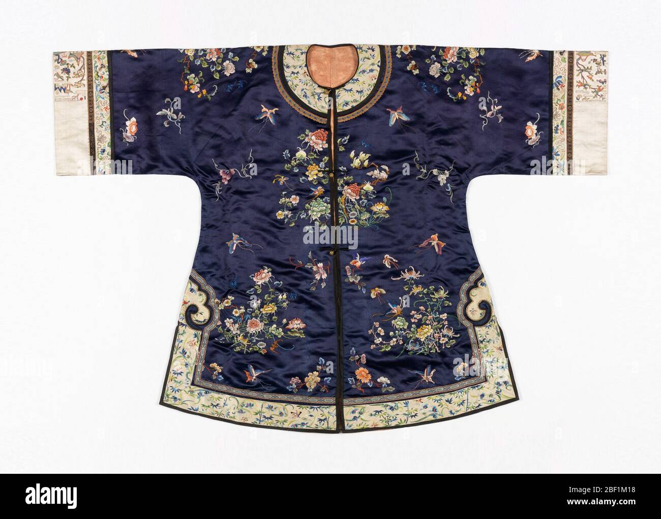 Accappatoio corto per donne. Cappotto corto di satin di seta blu scuro, ricamato con grappoli di fiori e farfalle in sete multicolore. Collana, maniche e bordo inferiore sono in raso bianco con ricamo floreale, bordato con raso nero. Foderato in seta arancione chiaro. Foto Stock