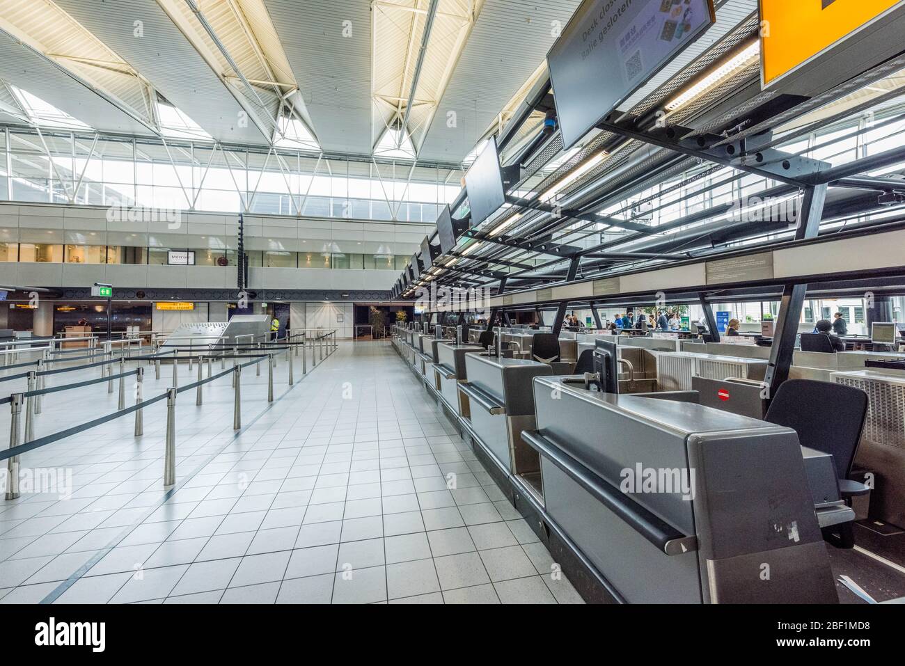 Amsterdam, Olanda, aprile 2020 banchi di check-in vuoti presso l'aeroporto Schiphol di Amsterdam senza persone Foto Stock
