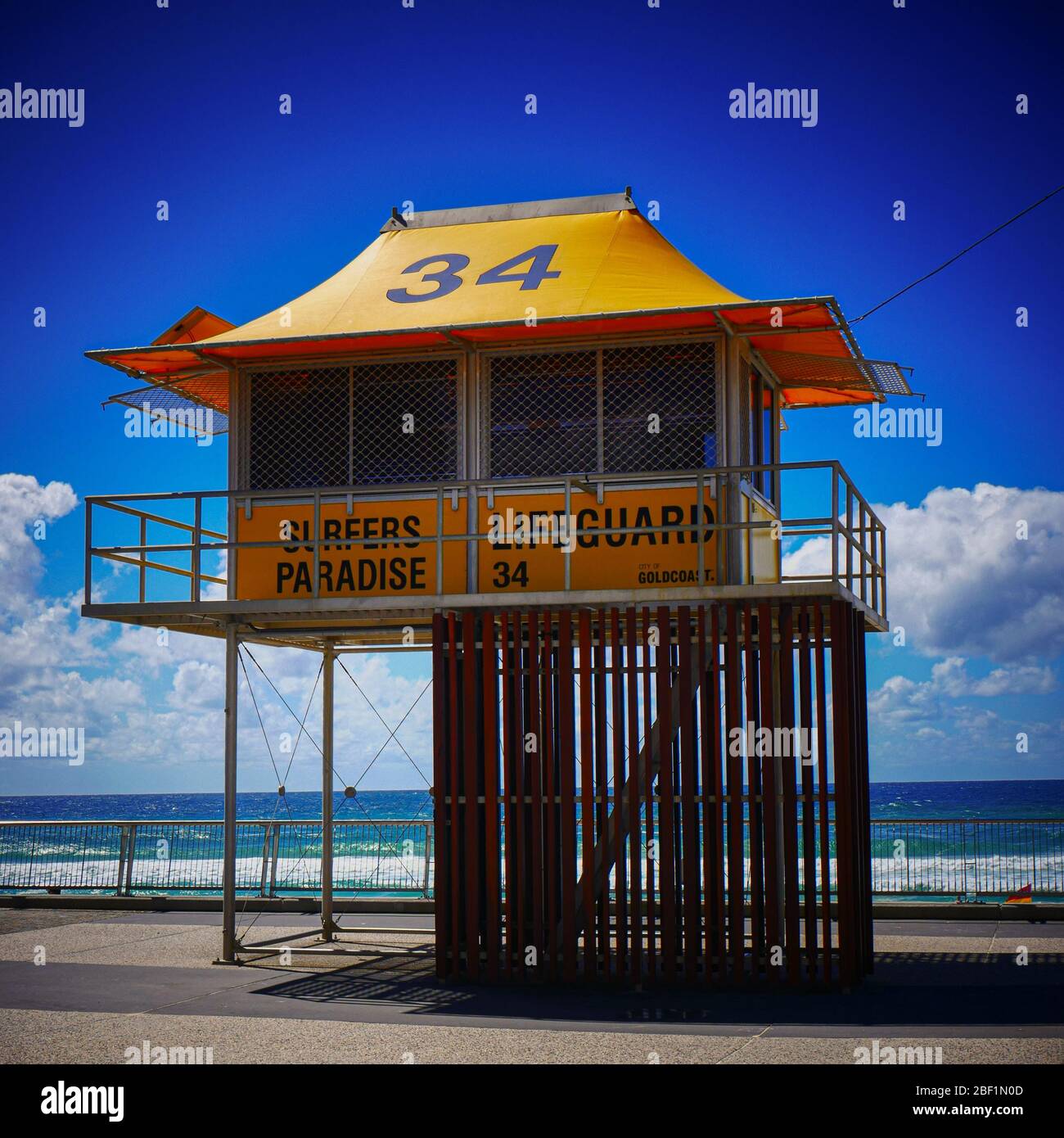 Rifugio bagnino sulla spiaggia di Surfers Paradise con cielo blu Foto Stock