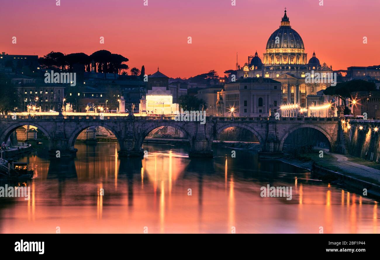 Fiume Tevere, ponte Sant´Angelo e Basilica di San Pietro a Roma Foto Stock