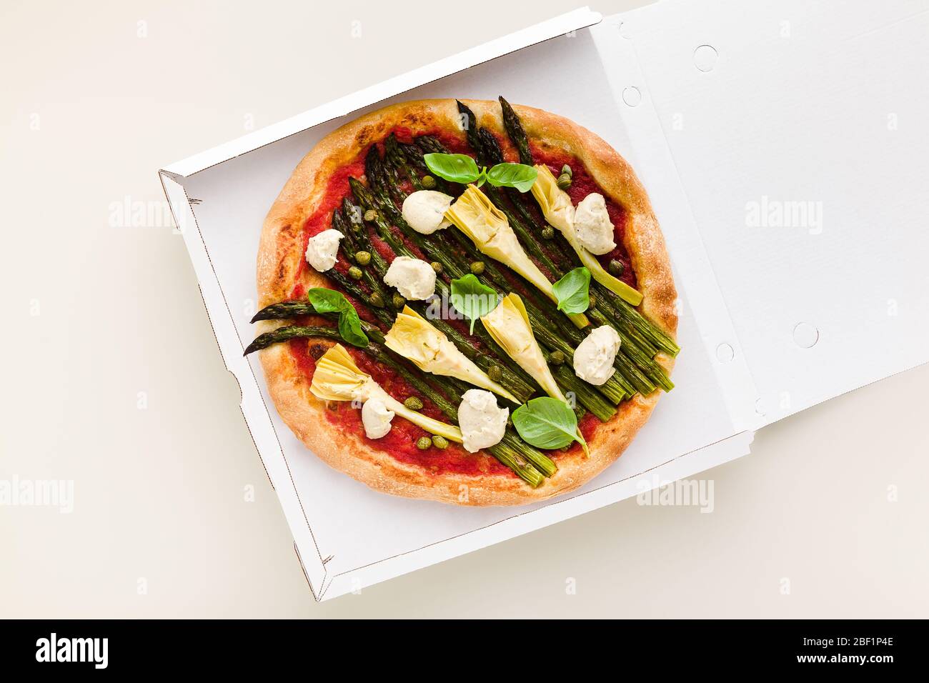 Pizza vegana asparagi in scatola per la consegna, pubblicità o menu Foto Stock