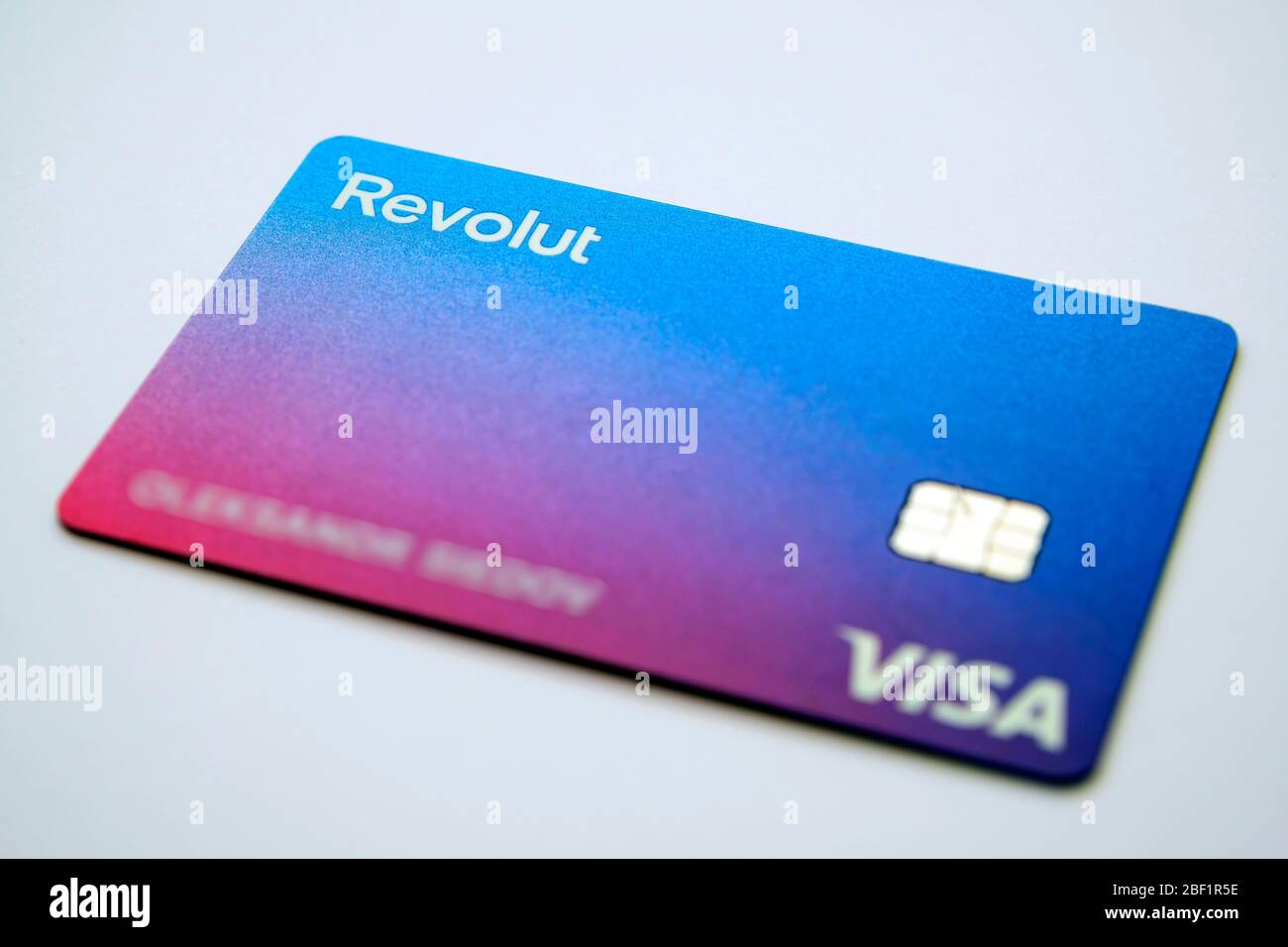Stone / Regno Unito - Aprile 14 2020: Nuova carta Revolut Bank. La nuova carta Revolut non ha i dettagli della carta di credito sul lato frontale della c Foto Stock