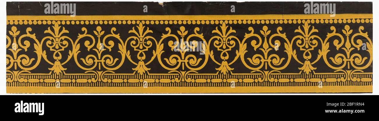 Bordo. Disegno ripetuto di forme alternate di tipo palmette composte da scrolling e fogliame, con bordatura e bead-and-reel lungo i bordi. Stampato in giallo su terra nera. Giallo su terra nera, satinato. Foto Stock