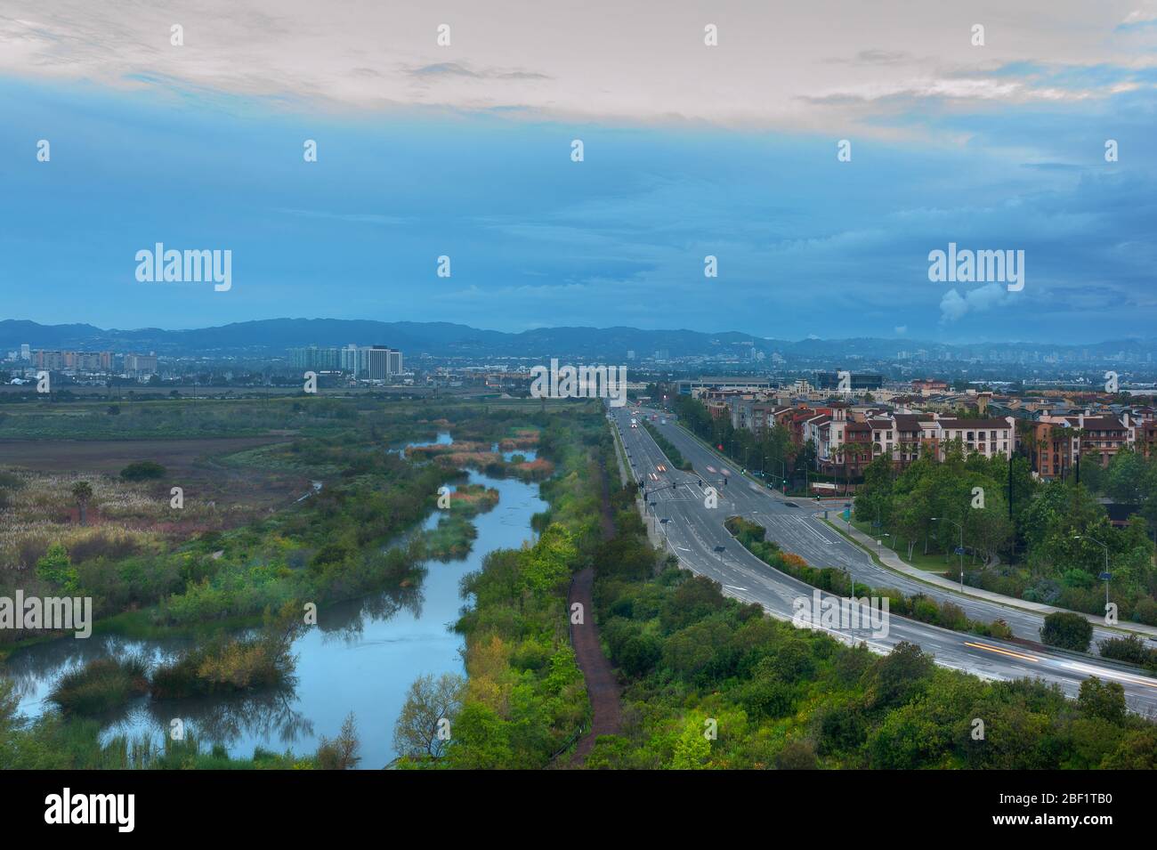 Vista di Los Angeles con le paludi di Ballona e Lincoln Blvd in primo piano fotografato durante la pandemia del 2020 all'alba da Playa del Rey, California. Foto Stock