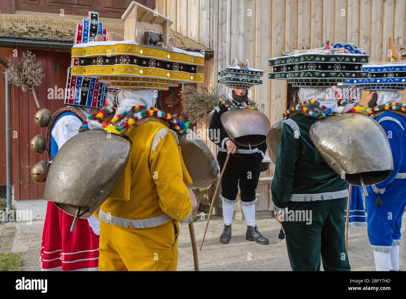 Silvesterchlausen o mummers di Capodanno in costumi tradizionali per celebrare il nuovo anno a Urnasch, Svizzera Foto Stock